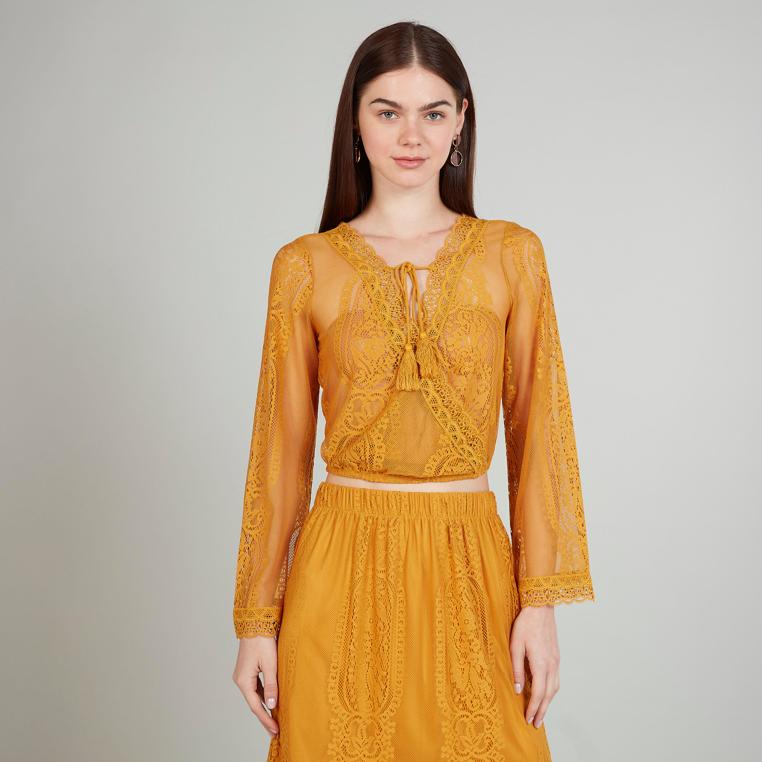 بلوزة دانتيل بياقة V وأكمام واسعة-women-clothing-shirtsandblouses-blouses-image-1