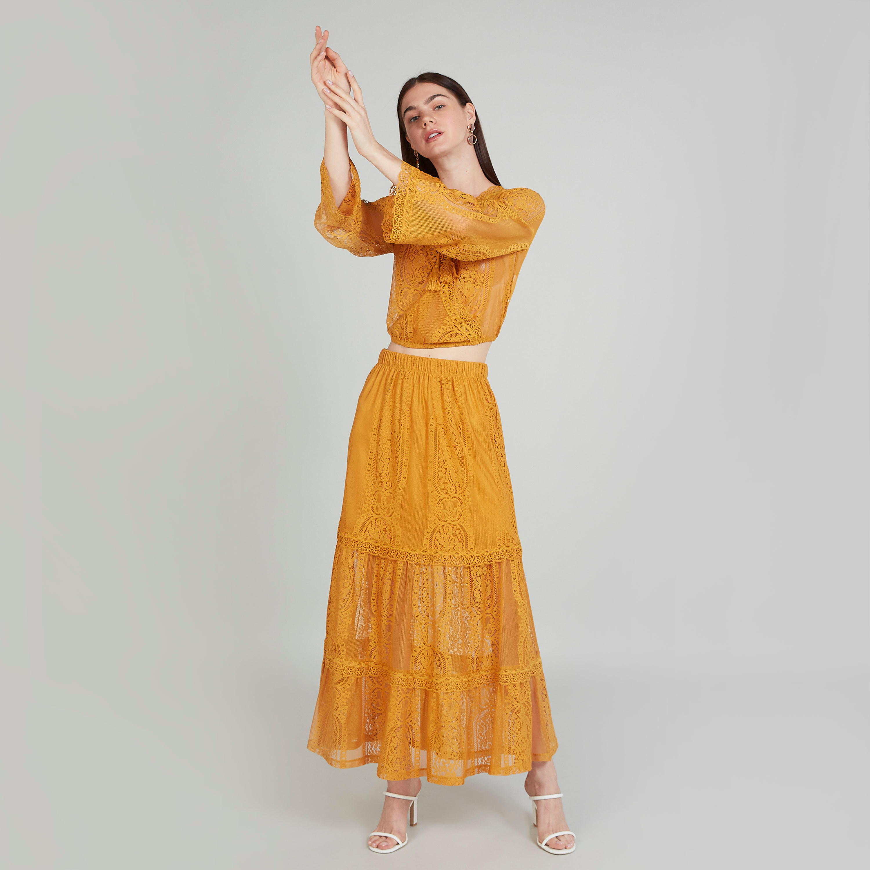 بلوزة دانتيل بياقة V وأكمام واسعة-women-clothing-shirtsandblouses-blouses-image-2
