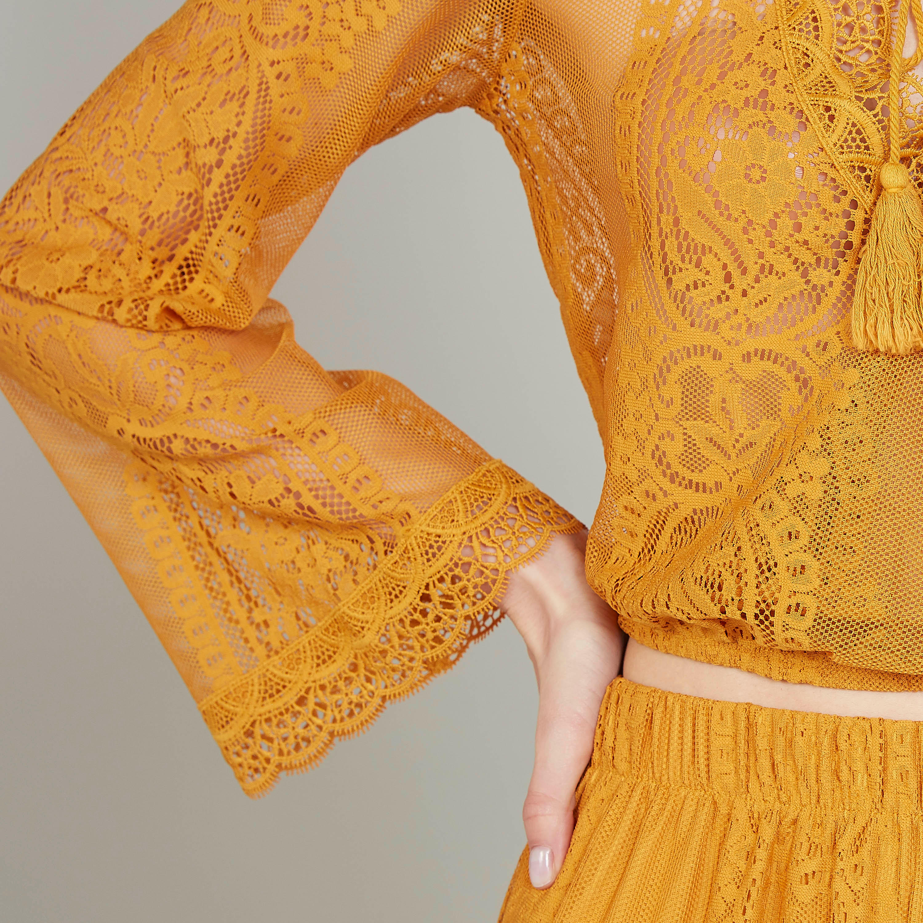 بلوزة دانتيل بياقة V وأكمام واسعة-women-clothing-shirtsandblouses-blouses-image-3