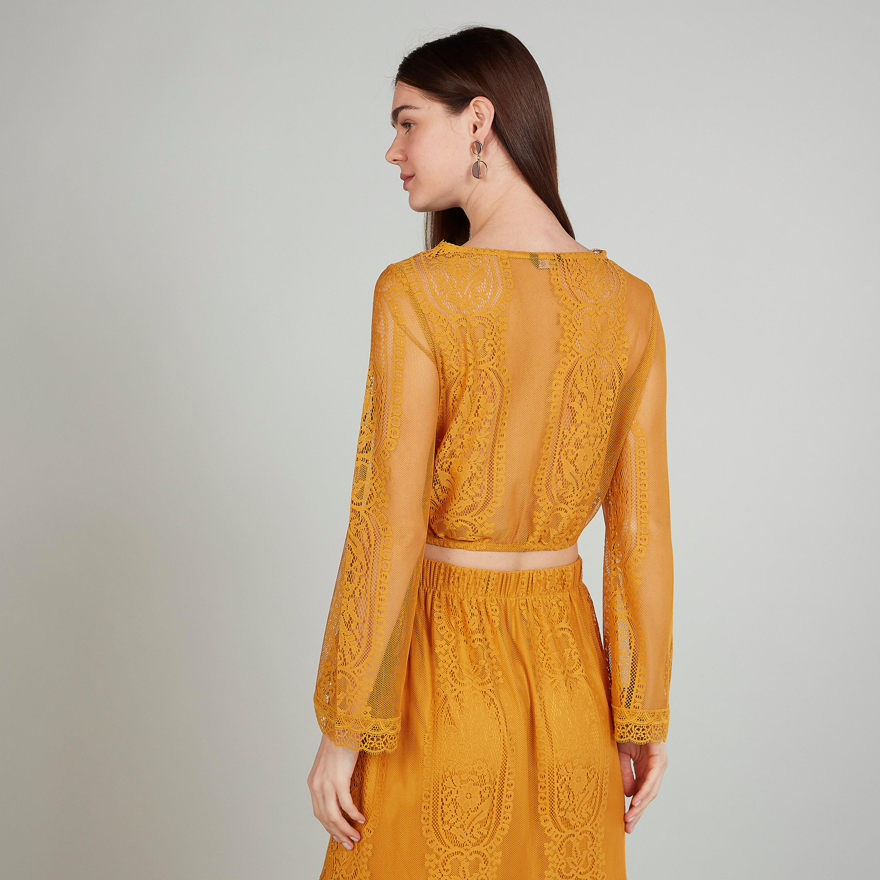 بلوزة دانتيل بياقة V وأكمام واسعة-women-clothing-shirtsandblouses-blouses-image-4