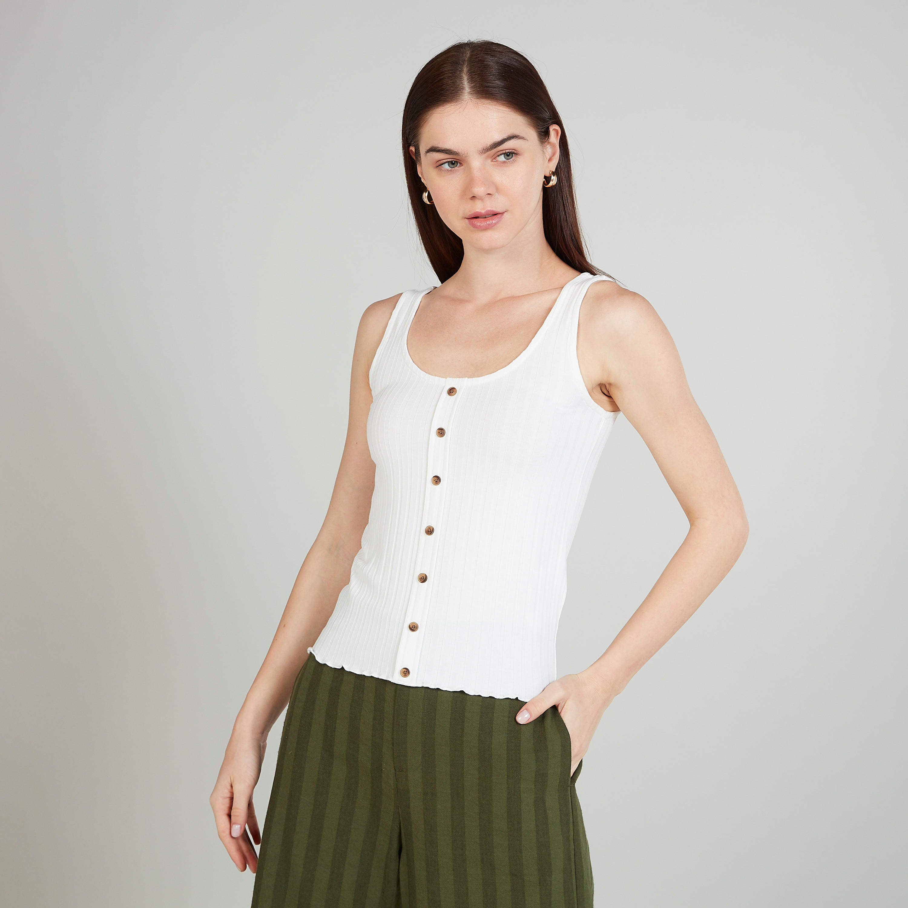بلوزة بارزة الملمس دون أكمام بياقة عميقة وتفاصيل زر-women-clothing-shirtsandblouses-blouses-image-1