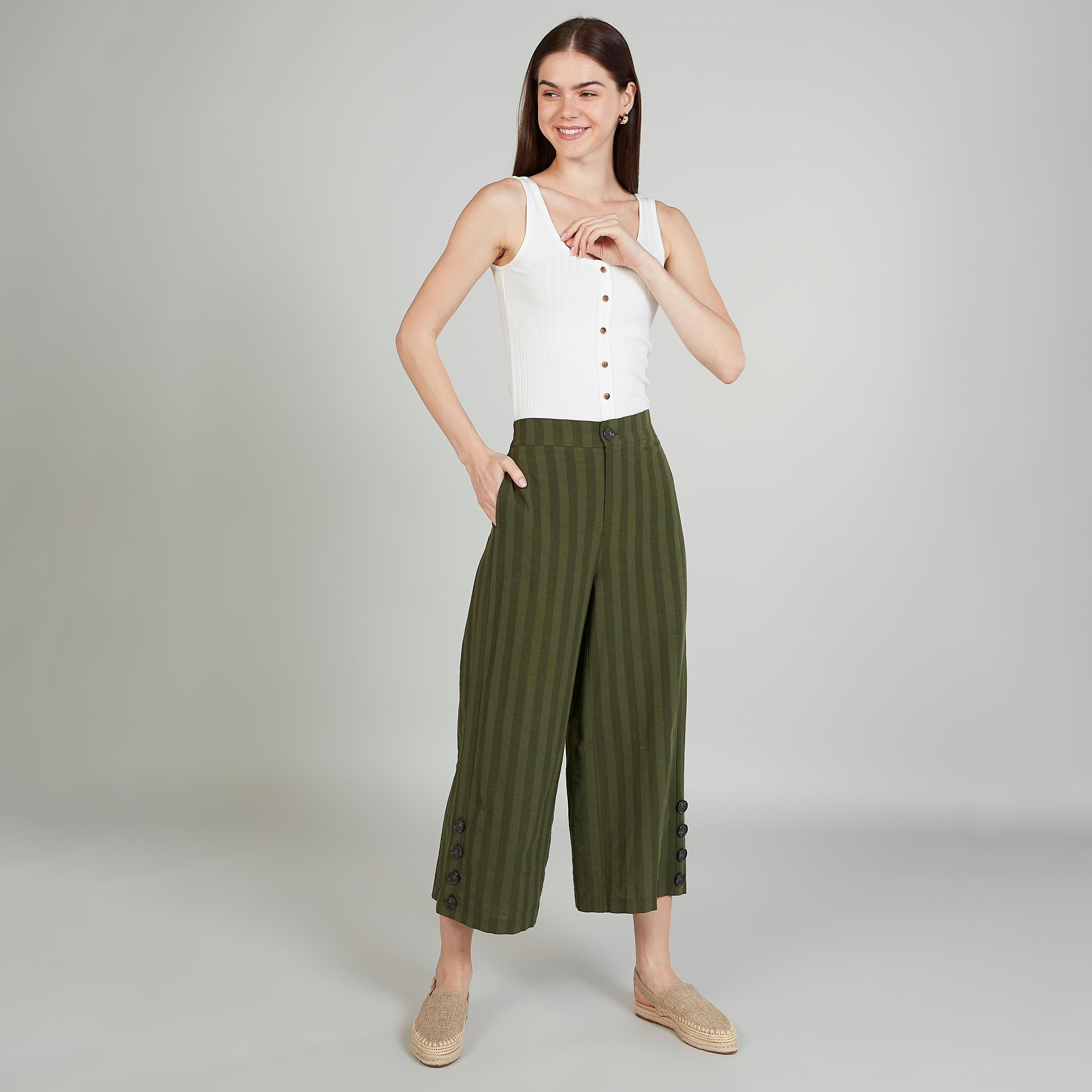 بلوزة بارزة الملمس دون أكمام بياقة عميقة وتفاصيل زر-women-clothing-shirtsandblouses-blouses-image-2