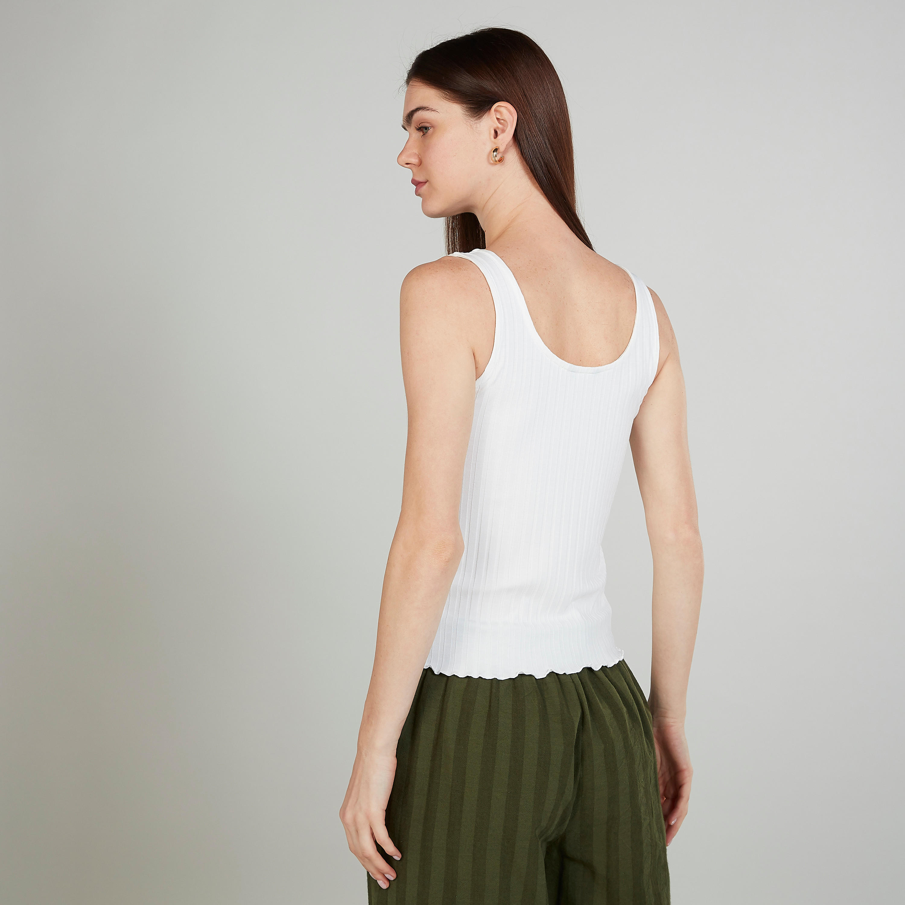 بلوزة بارزة الملمس دون أكمام بياقة عميقة وتفاصيل زر-women-clothing-shirtsandblouses-blouses-image-4