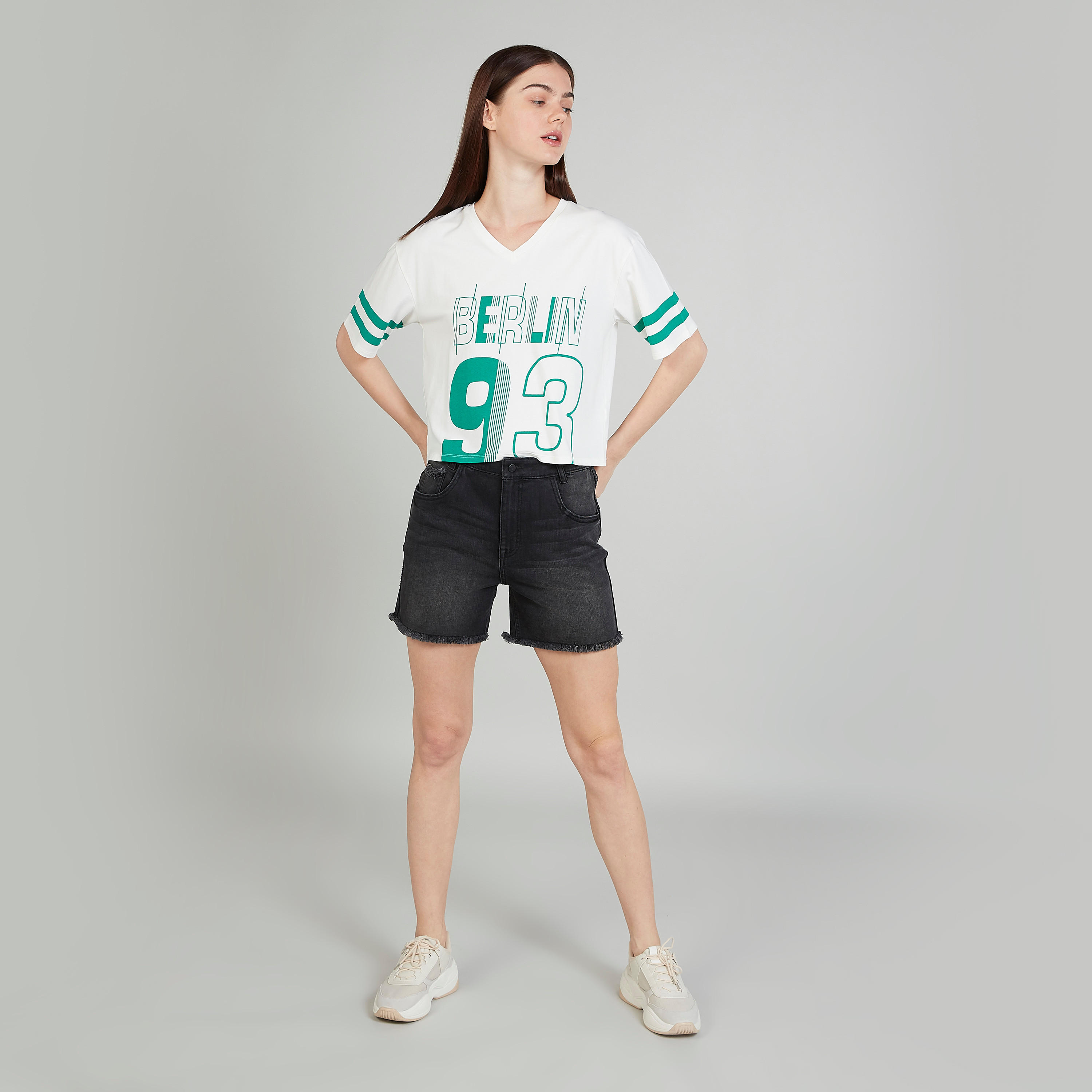 تيشيرت قصير بياقة v وأكمام قصيرة وطبعات-women-clothing-tshirts-image-2