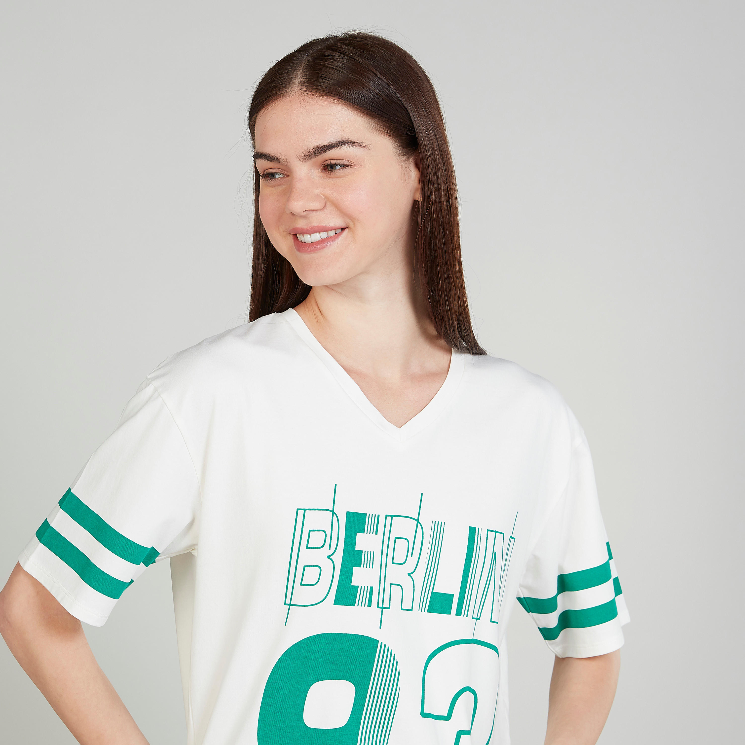 تيشيرت قصير بياقة v وأكمام قصيرة وطبعات-women-clothing-tshirts-image-3