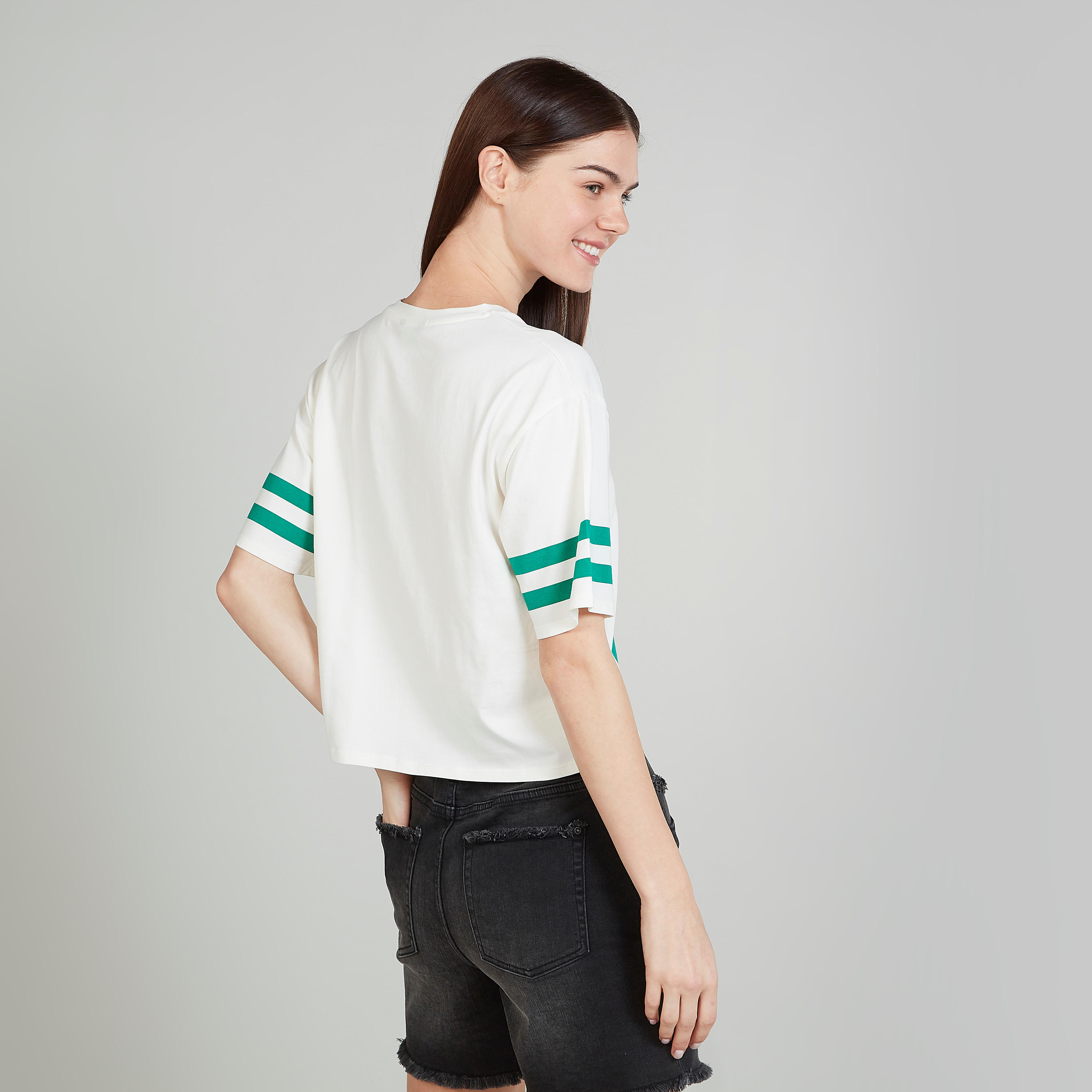 تيشيرت قصير بياقة v وأكمام قصيرة وطبعات-women-clothing-tshirts-image-4