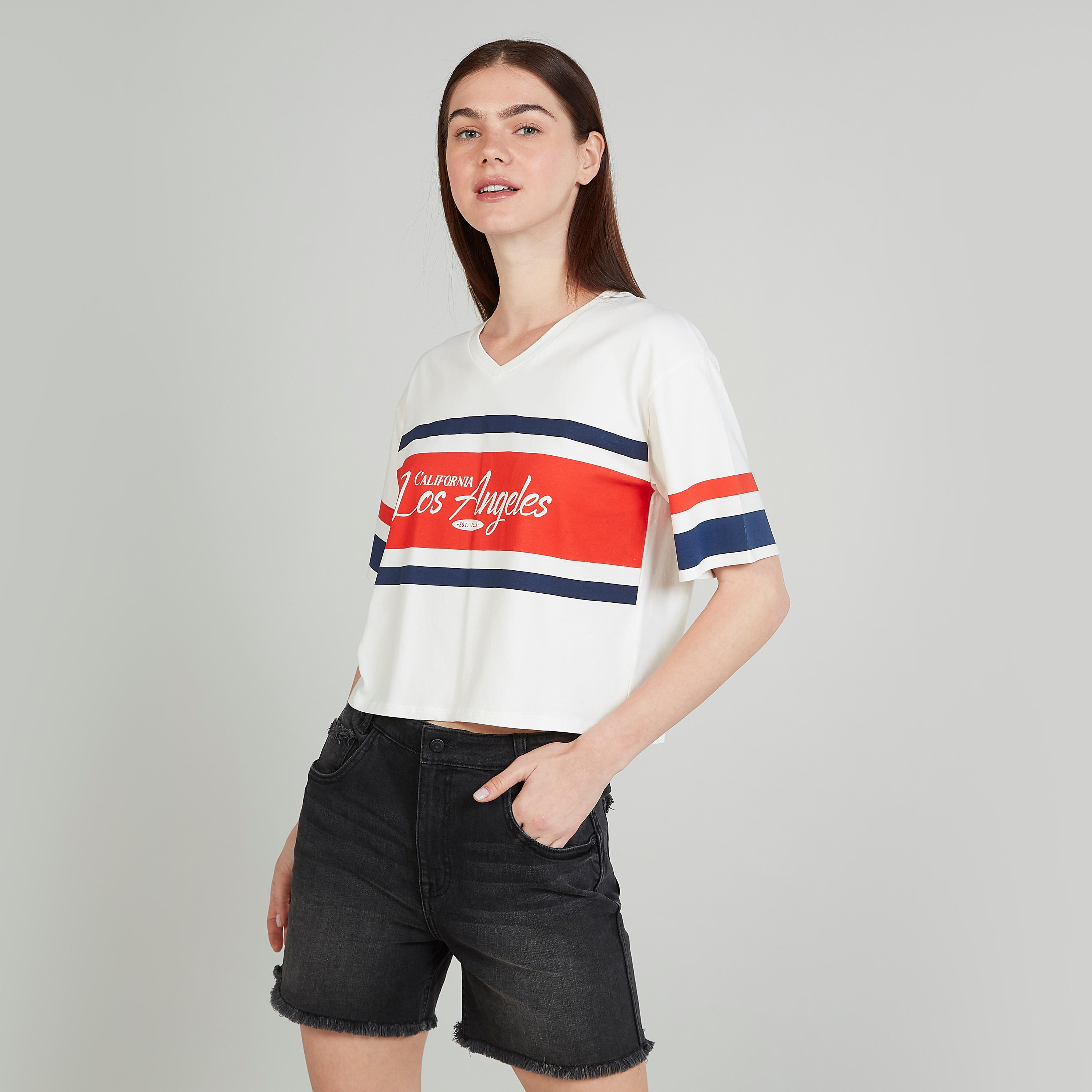 تيشيرت قصير بياقة v وأكمام قصيرة وطبعات-women-clothing-tshirts-image-1