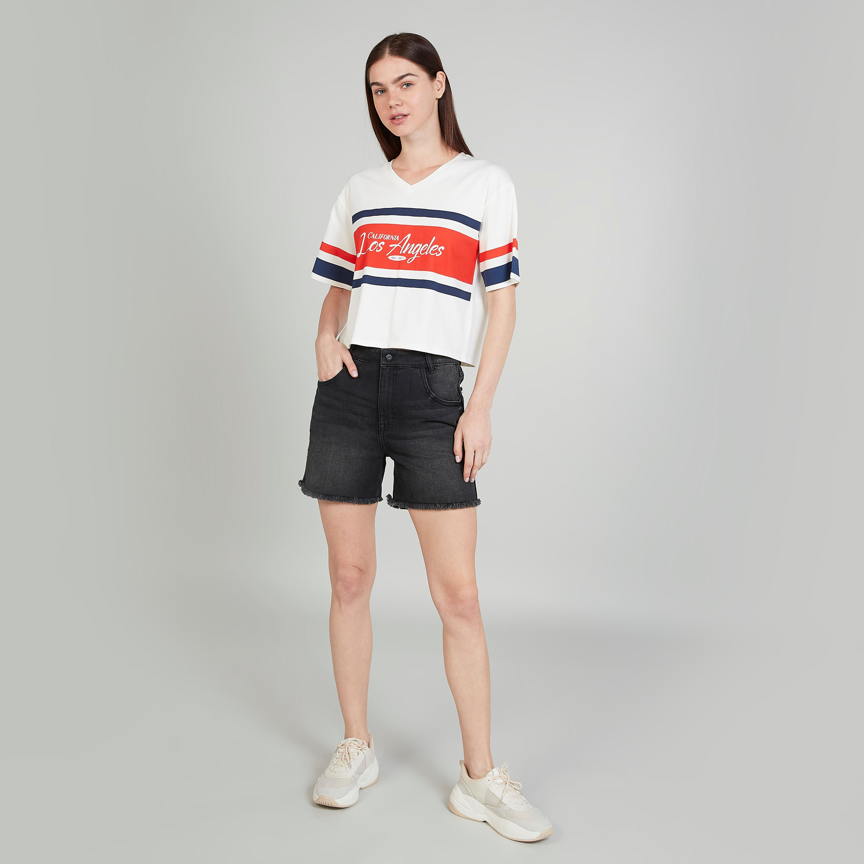 تيشيرت قصير بياقة v وأكمام قصيرة وطبعات-women-clothing-tshirts-image-2