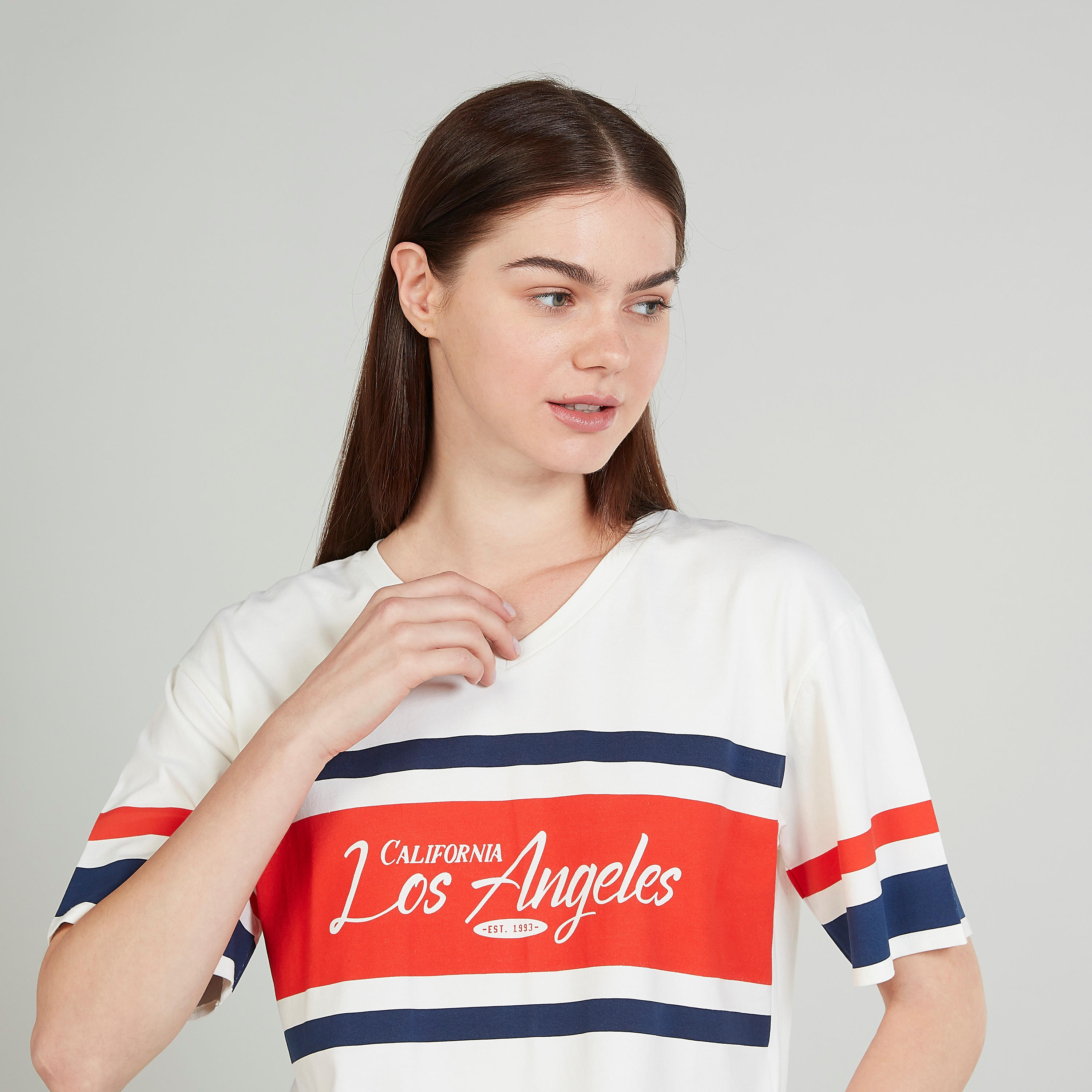 تيشيرت قصير بياقة v وأكمام قصيرة وطبعات-women-clothing-tshirts-image-3