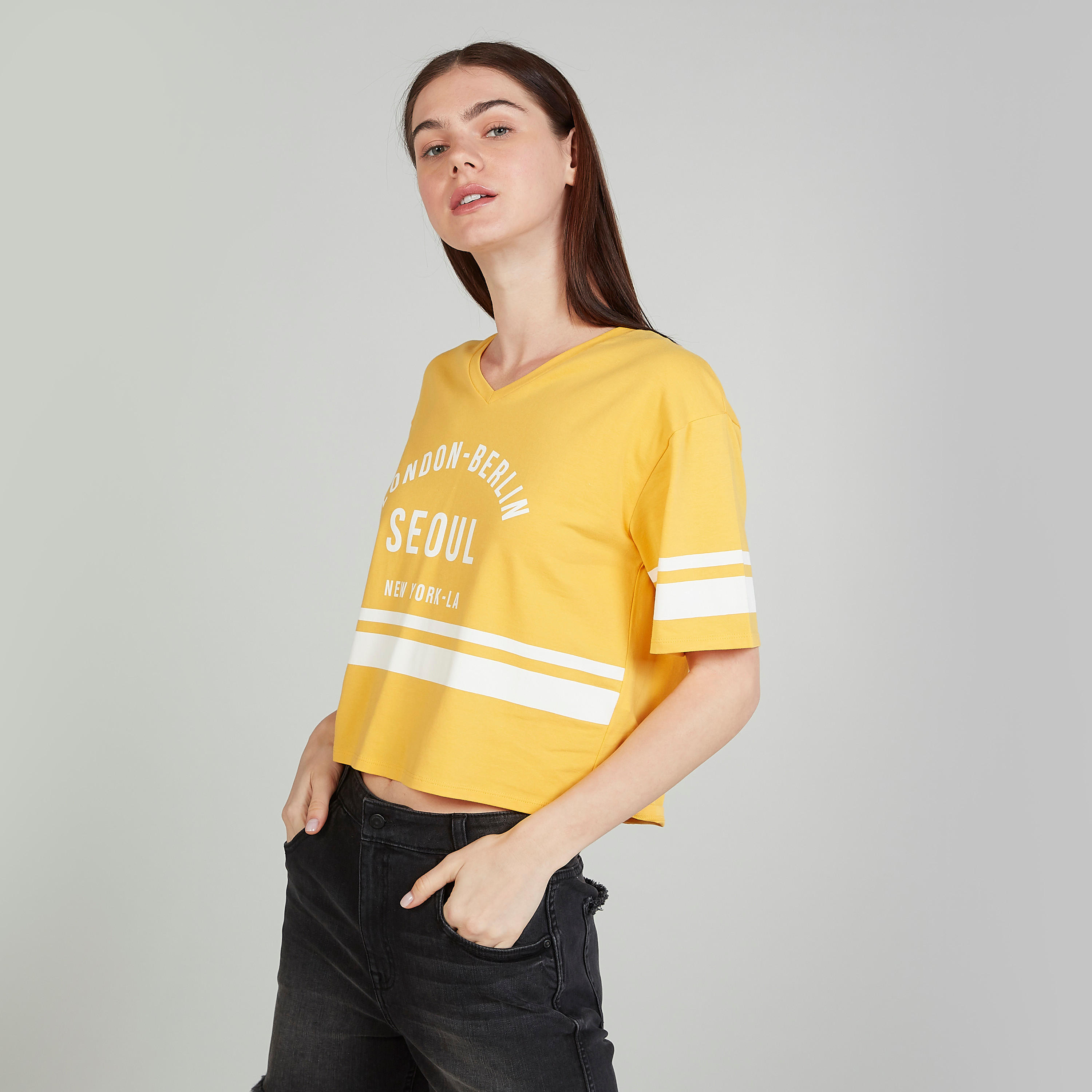 تيشيرت قصير بياقة v وأكمام قصيرة وطبعات-women-clothing-tshirts-image-5