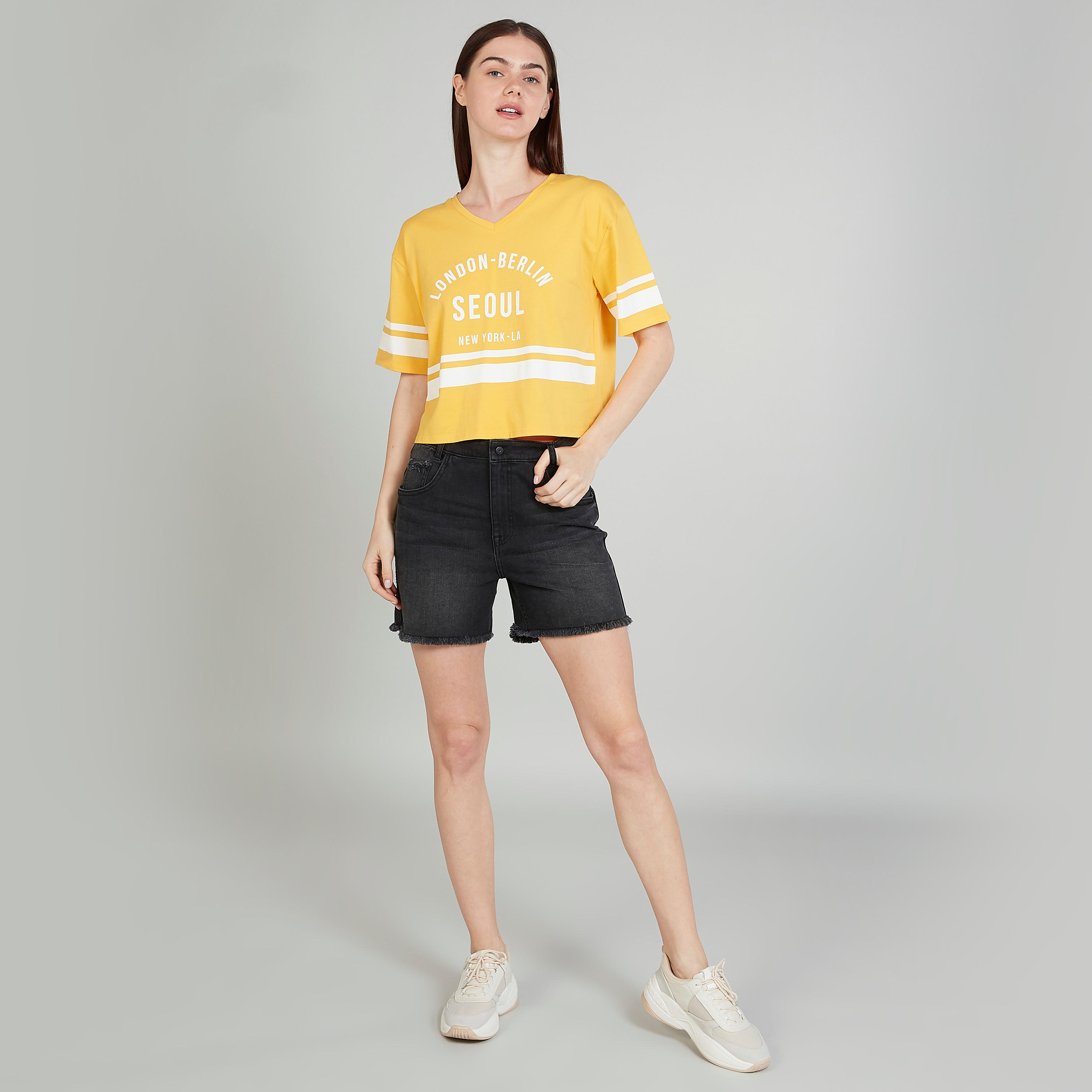 تيشيرت قصير بياقة v وأكمام قصيرة وطبعات-women-clothing-tshirts-image-4