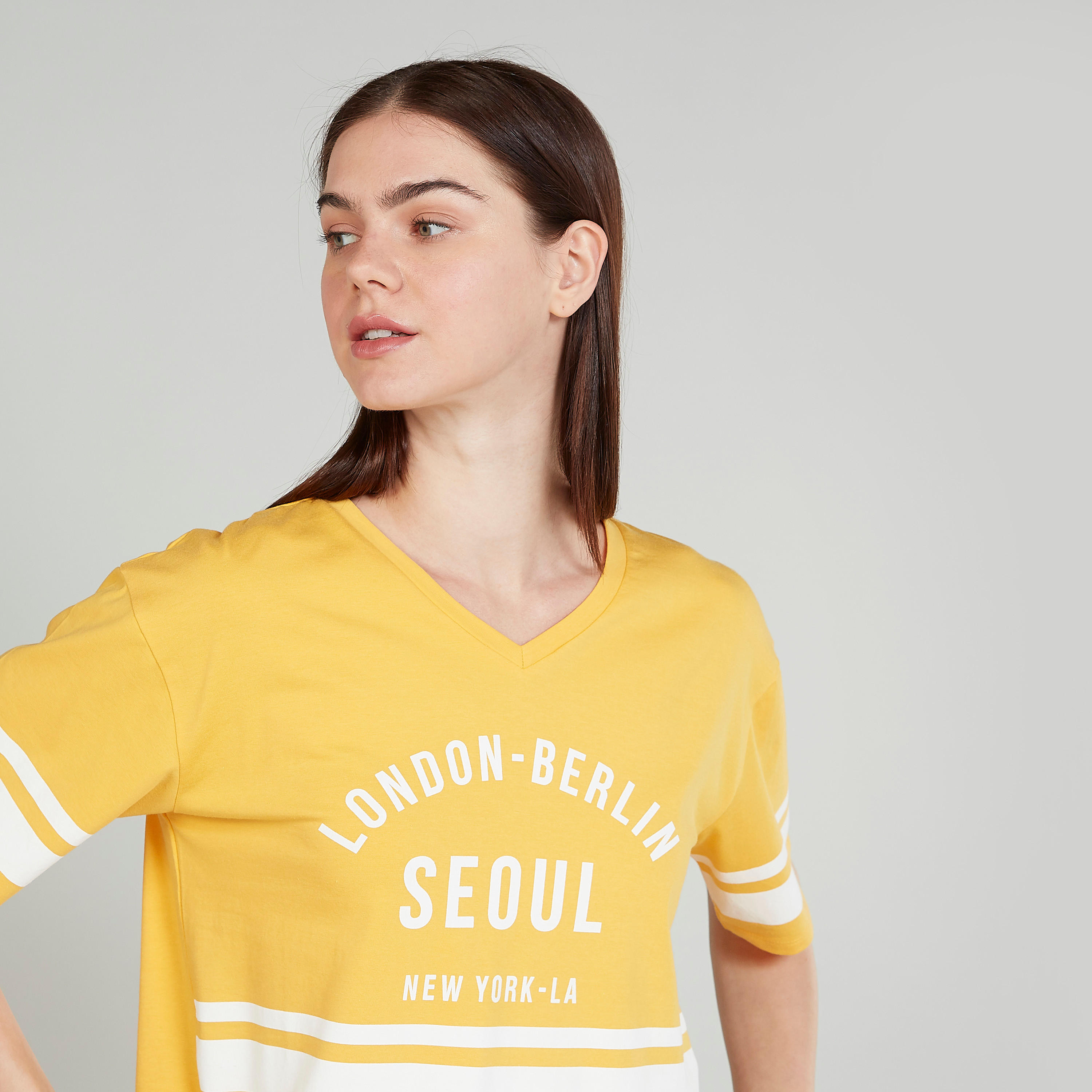 تيشيرت قصير بياقة v وأكمام قصيرة وطبعات-women-clothing-tshirts-image-3