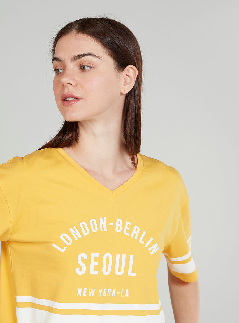 تيشيرت قصير بياقة v وأكمام قصيرة وطبعات-women-clothing-tshirts-image-3