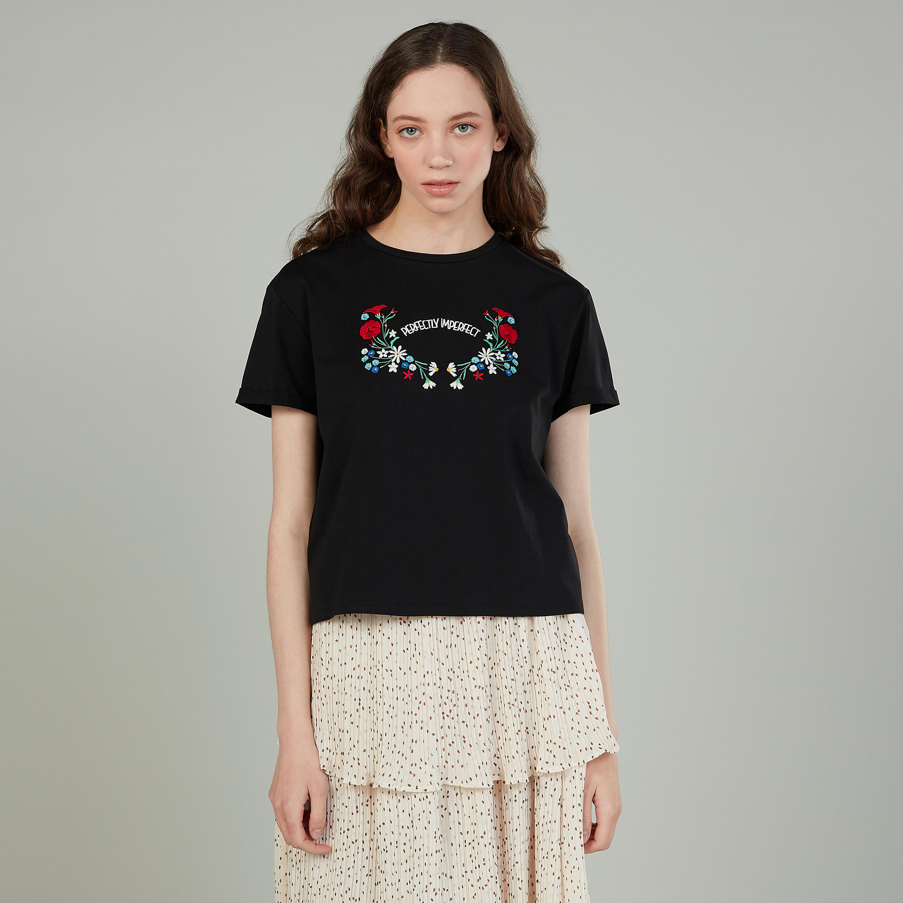 تيشيرت مطرّز بأكمام قصيرة وياقة ضيقة-women-clothing-tshirts-image-1