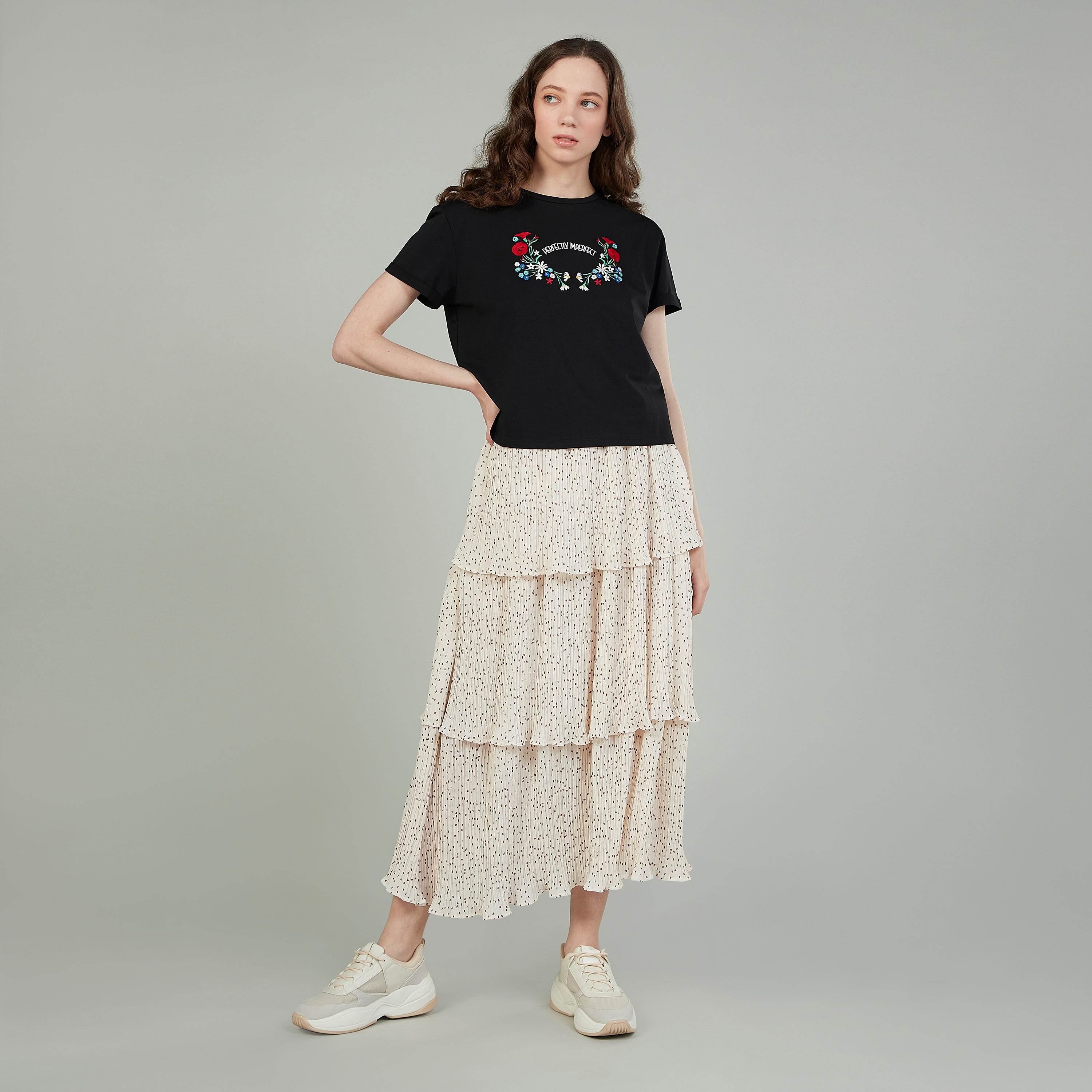 تيشيرت مطرّز بأكمام قصيرة وياقة ضيقة-women-clothing-tshirts-image-2