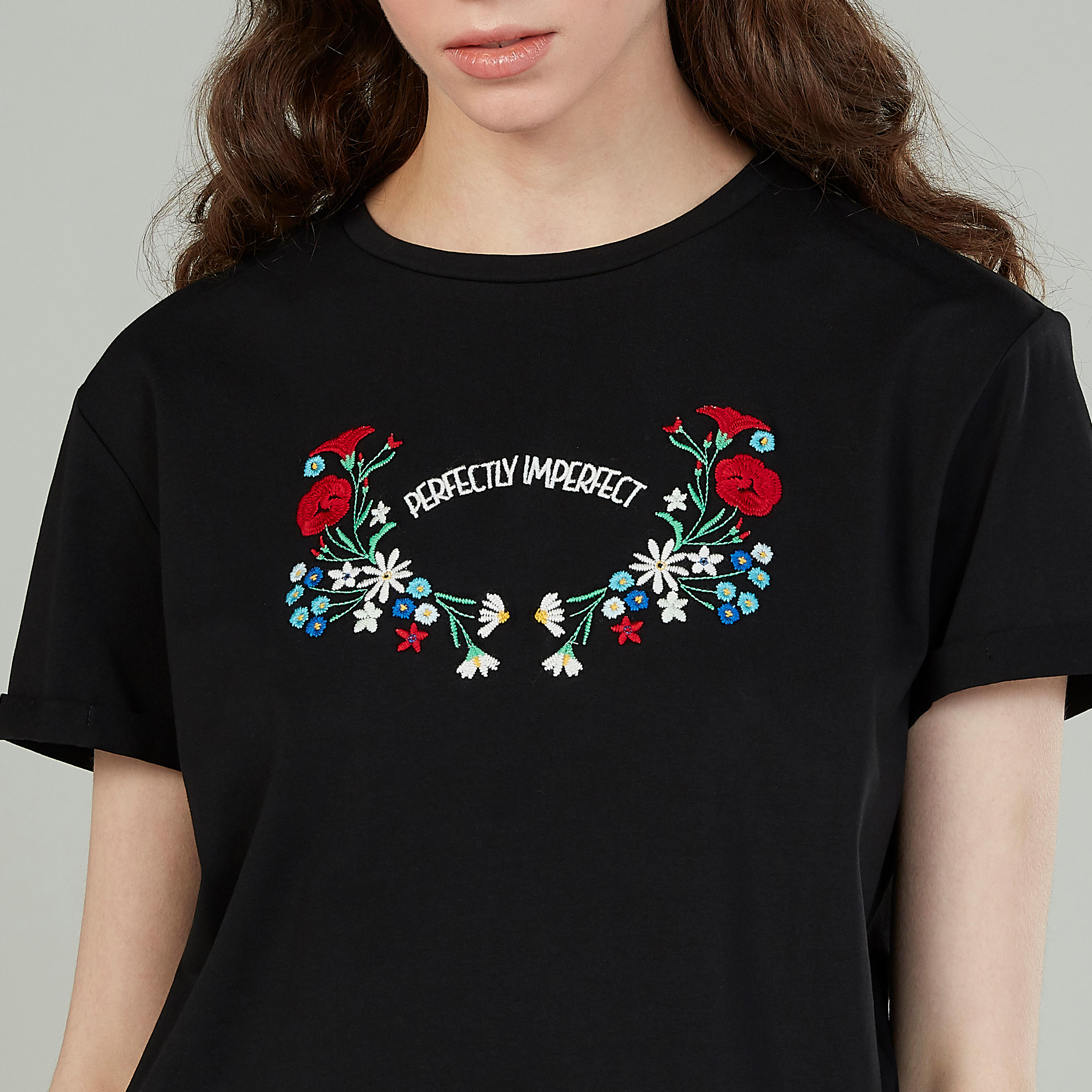 تيشيرت مطرّز بأكمام قصيرة وياقة ضيقة-women-clothing-tshirts-image-3