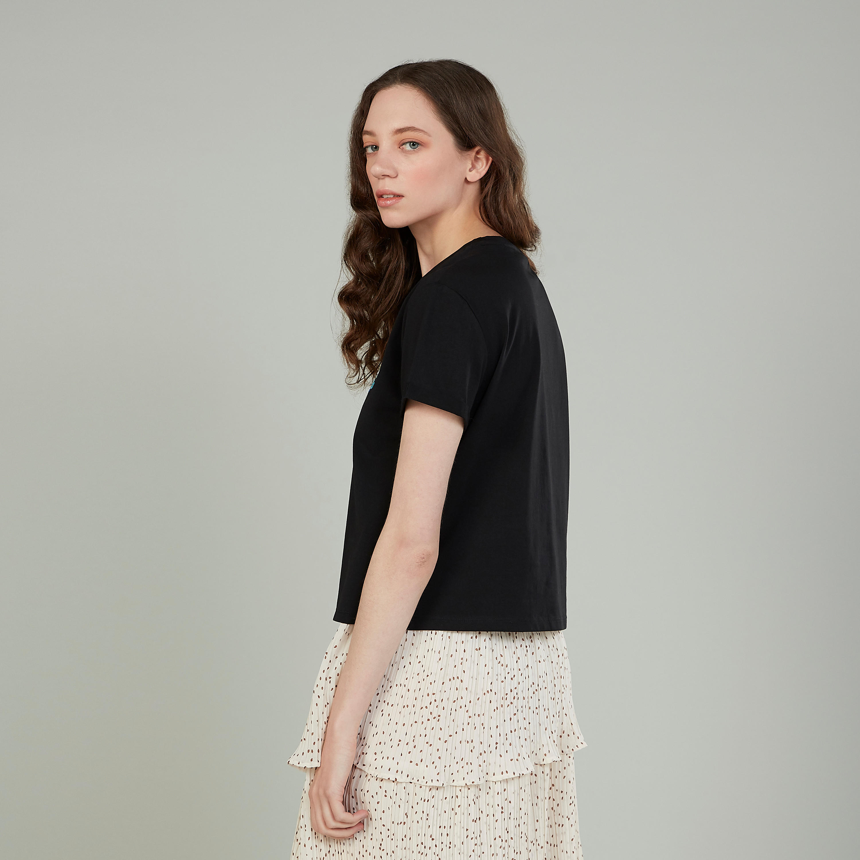 تيشيرت مطرّز بأكمام قصيرة وياقة ضيقة-women-clothing-tshirts-image-4