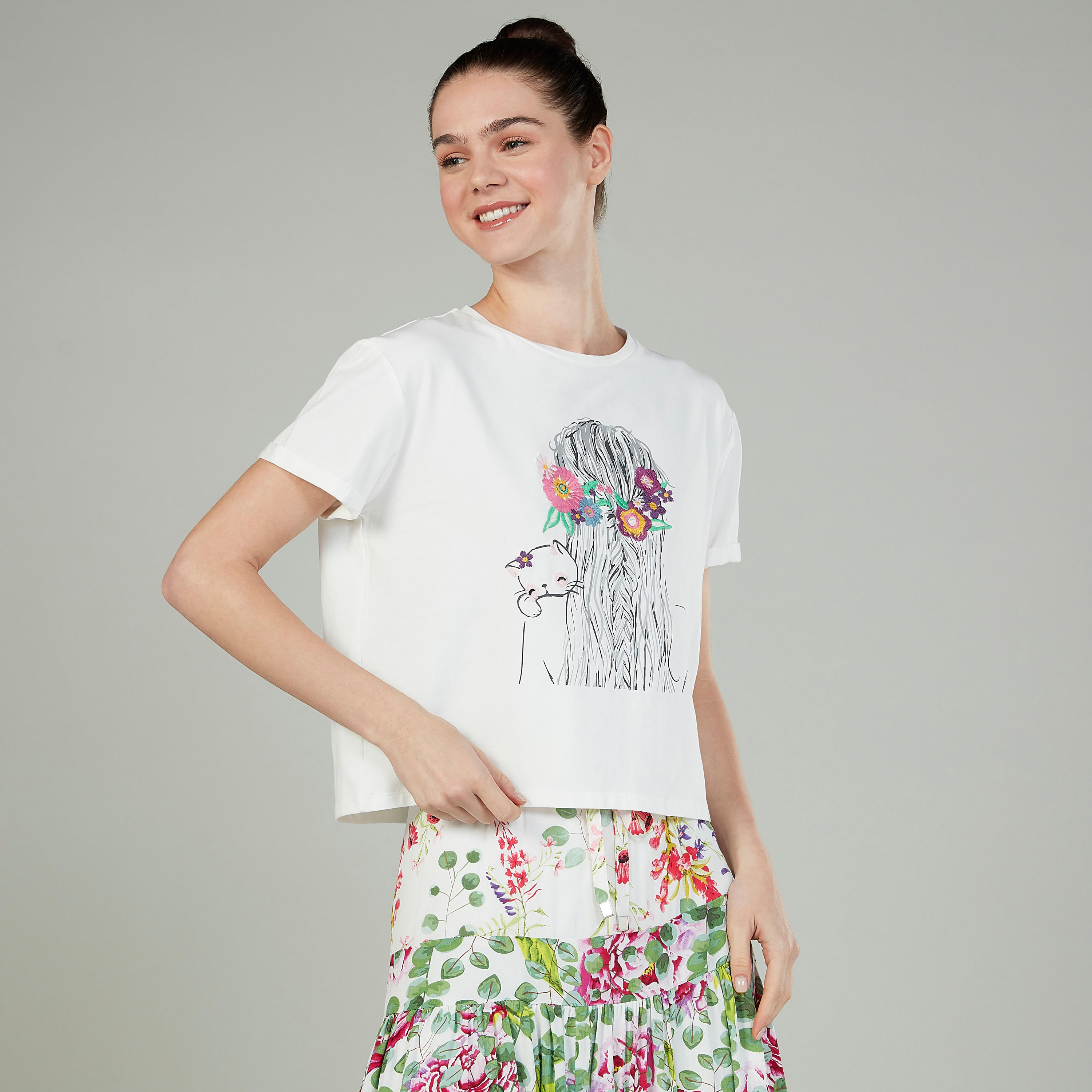 تيشيرت  بياقة ضيّقة وأكمام قصيرة وطبعات-women-clothing-tshirts-image-1