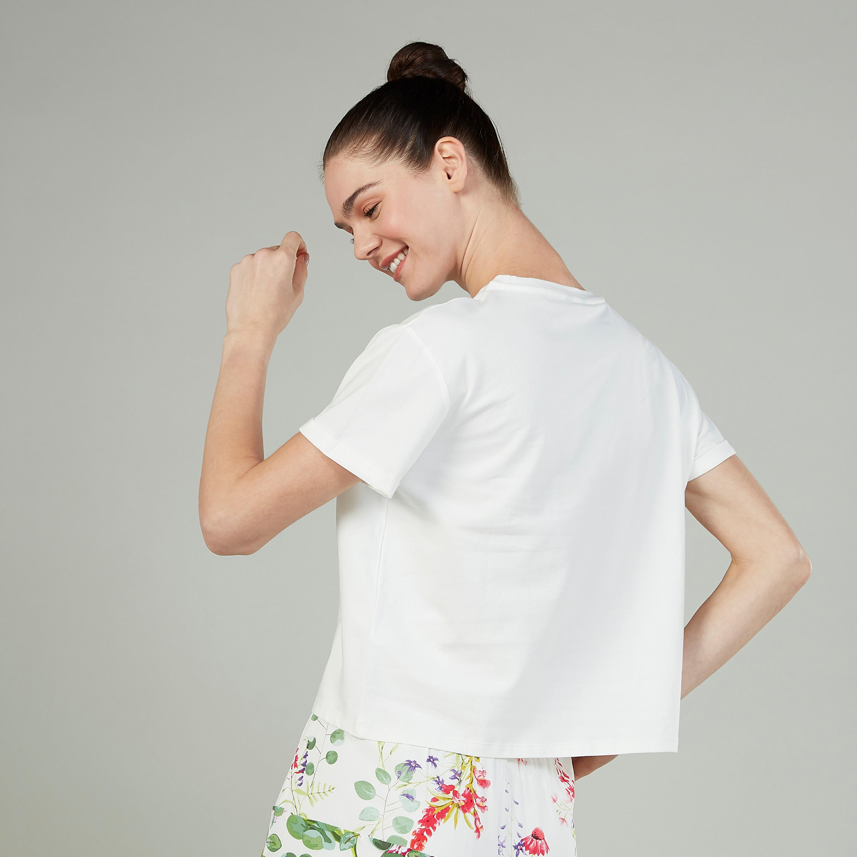 تيشيرت  بياقة ضيّقة وأكمام قصيرة وطبعات-women-clothing-tshirts-image-4