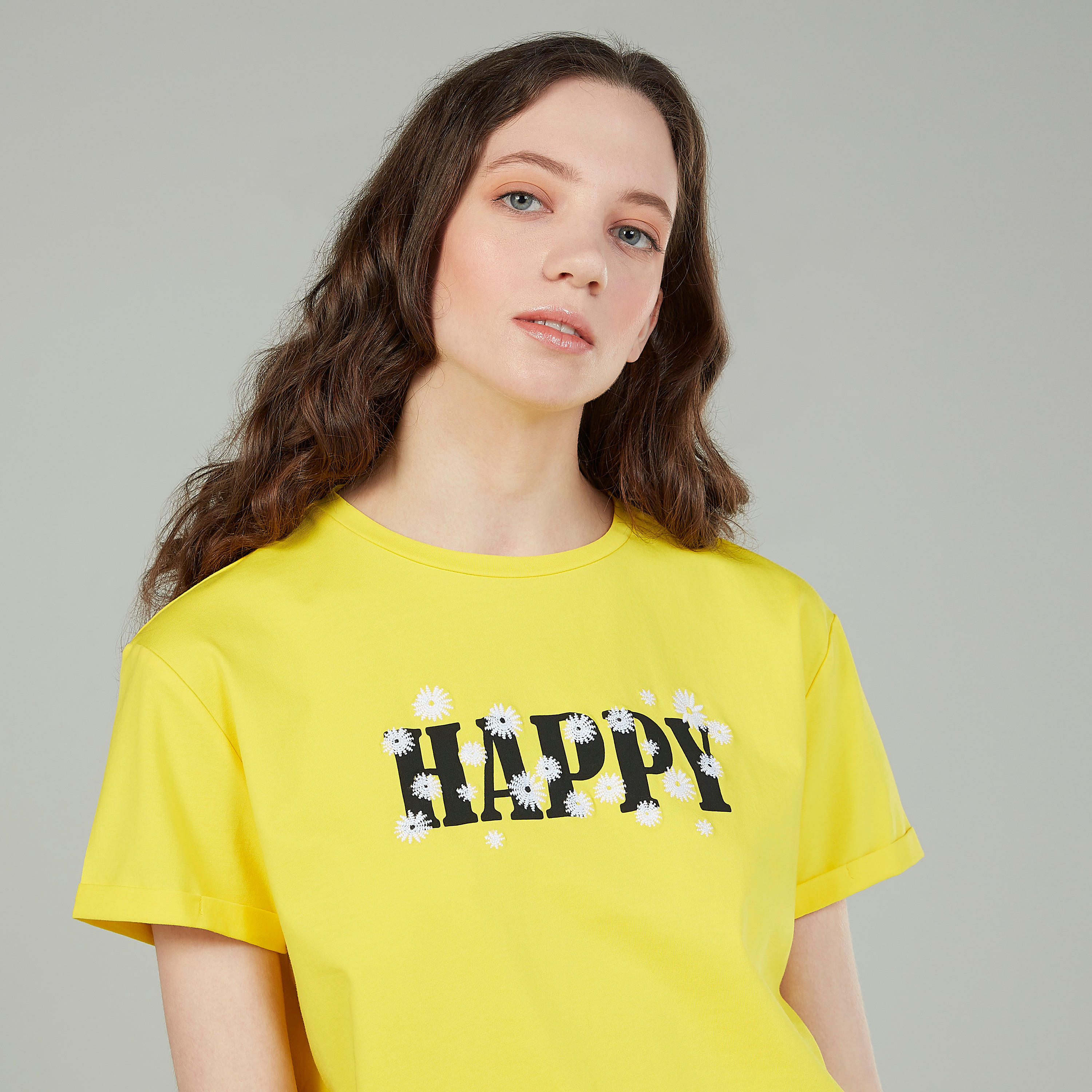 تيشيرت مطرّز بأكمام قصيرة وياقة ضيقة-women-clothing-tshirts-image-3