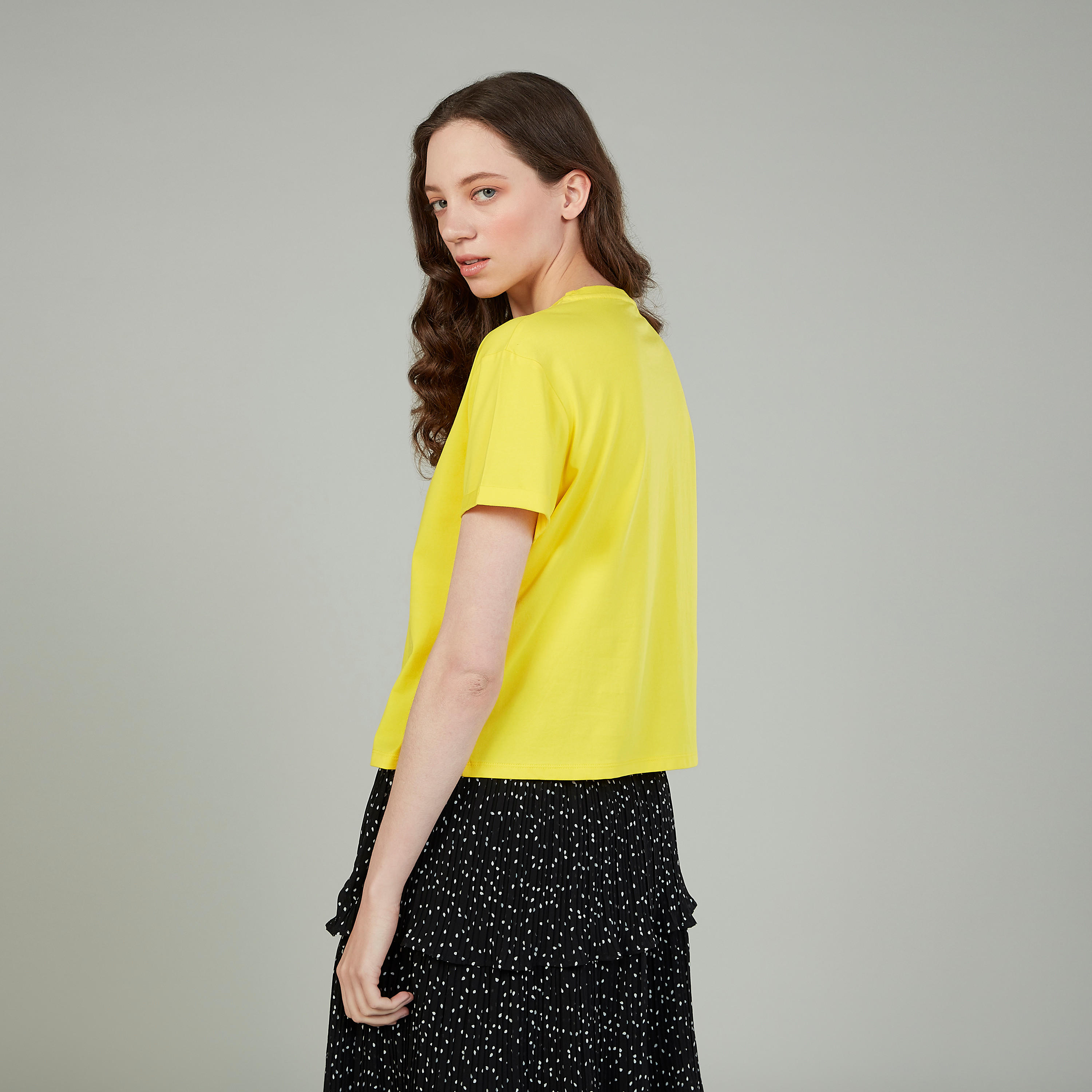 تيشيرت مطرّز بأكمام قصيرة وياقة ضيقة-women-clothing-tshirts-image-4