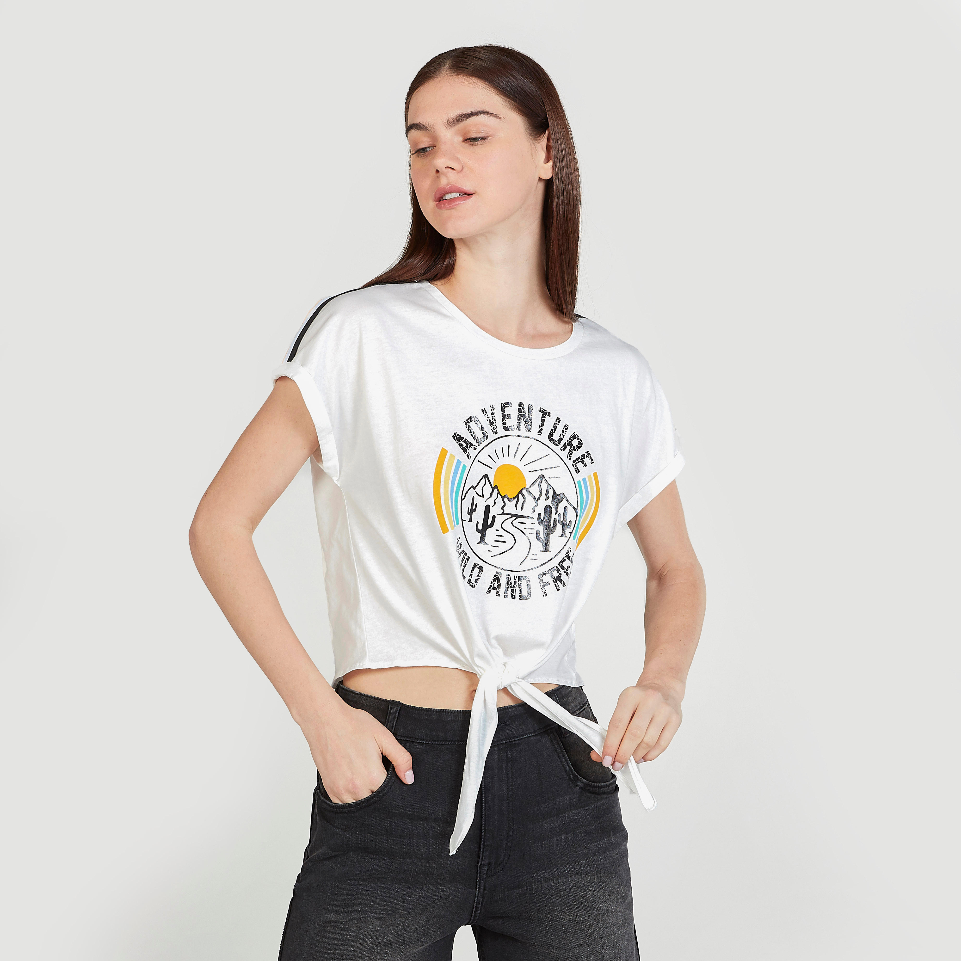 تيشيرت سليم بياقة مستديرة وأكمام كاب وطبعات-women-clothing-tshirts-image-1