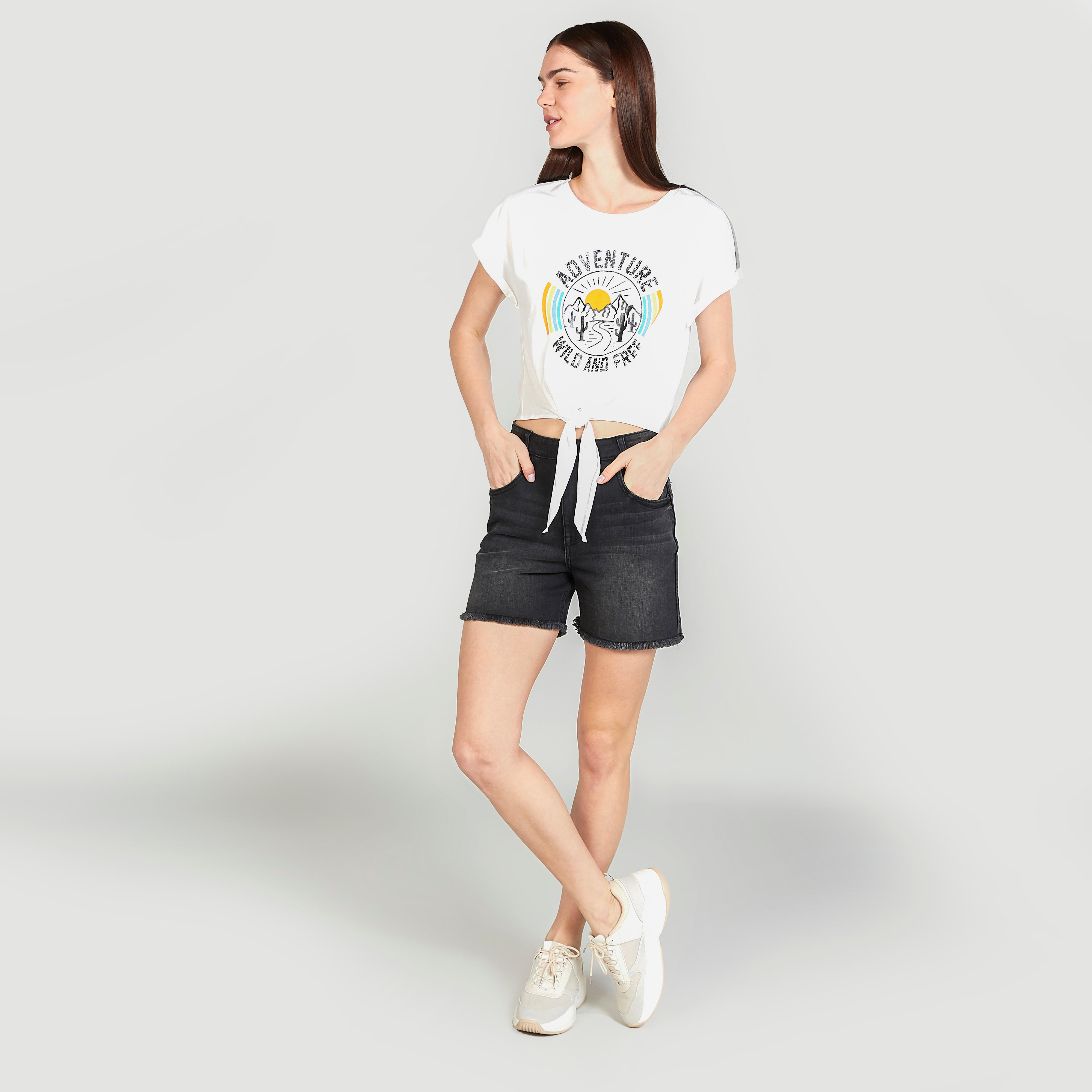 تيشيرت سليم بياقة مستديرة وأكمام كاب وطبعات-women-clothing-tshirts-image-2