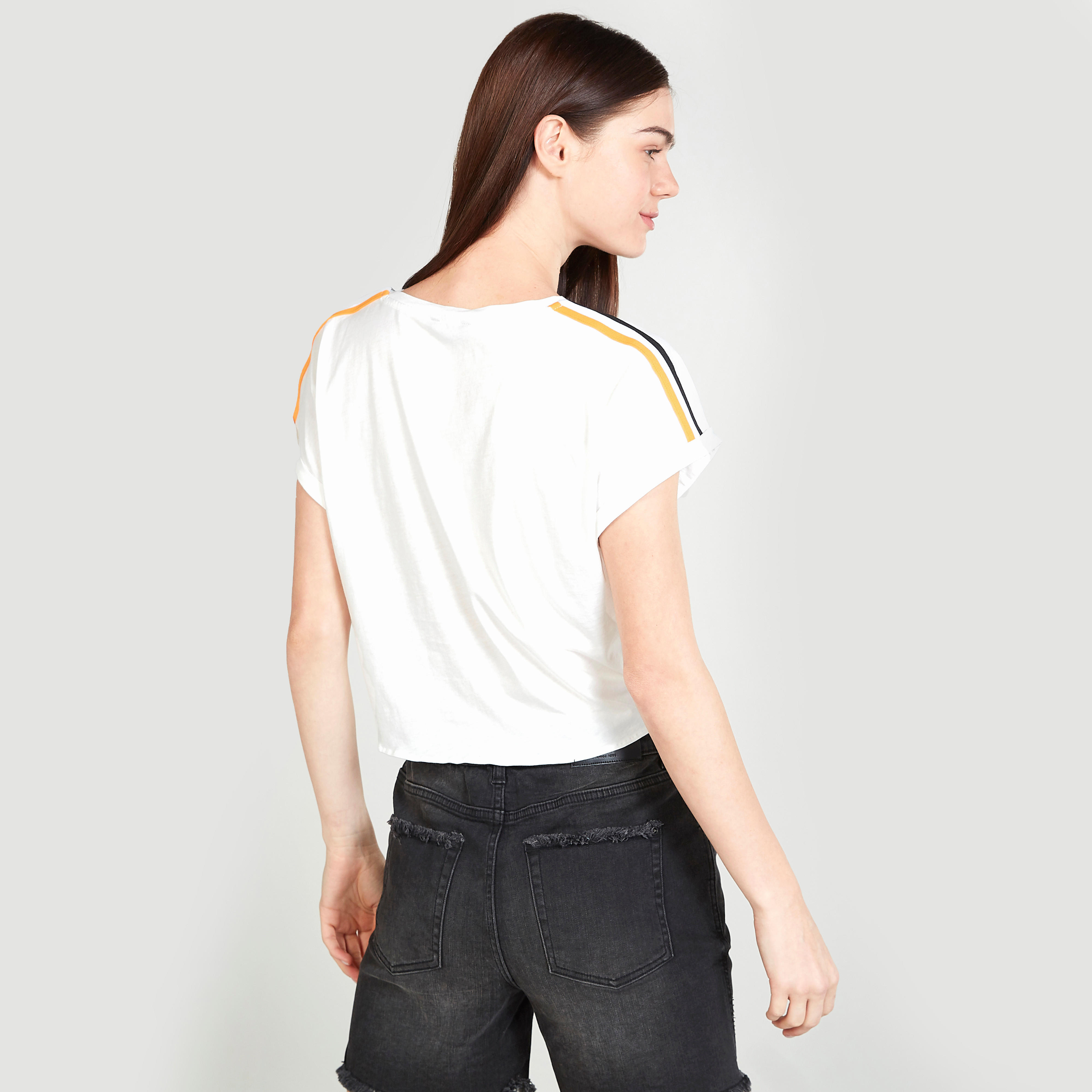 تيشيرت سليم بياقة مستديرة وأكمام كاب وطبعات-women-clothing-tshirts-image-3