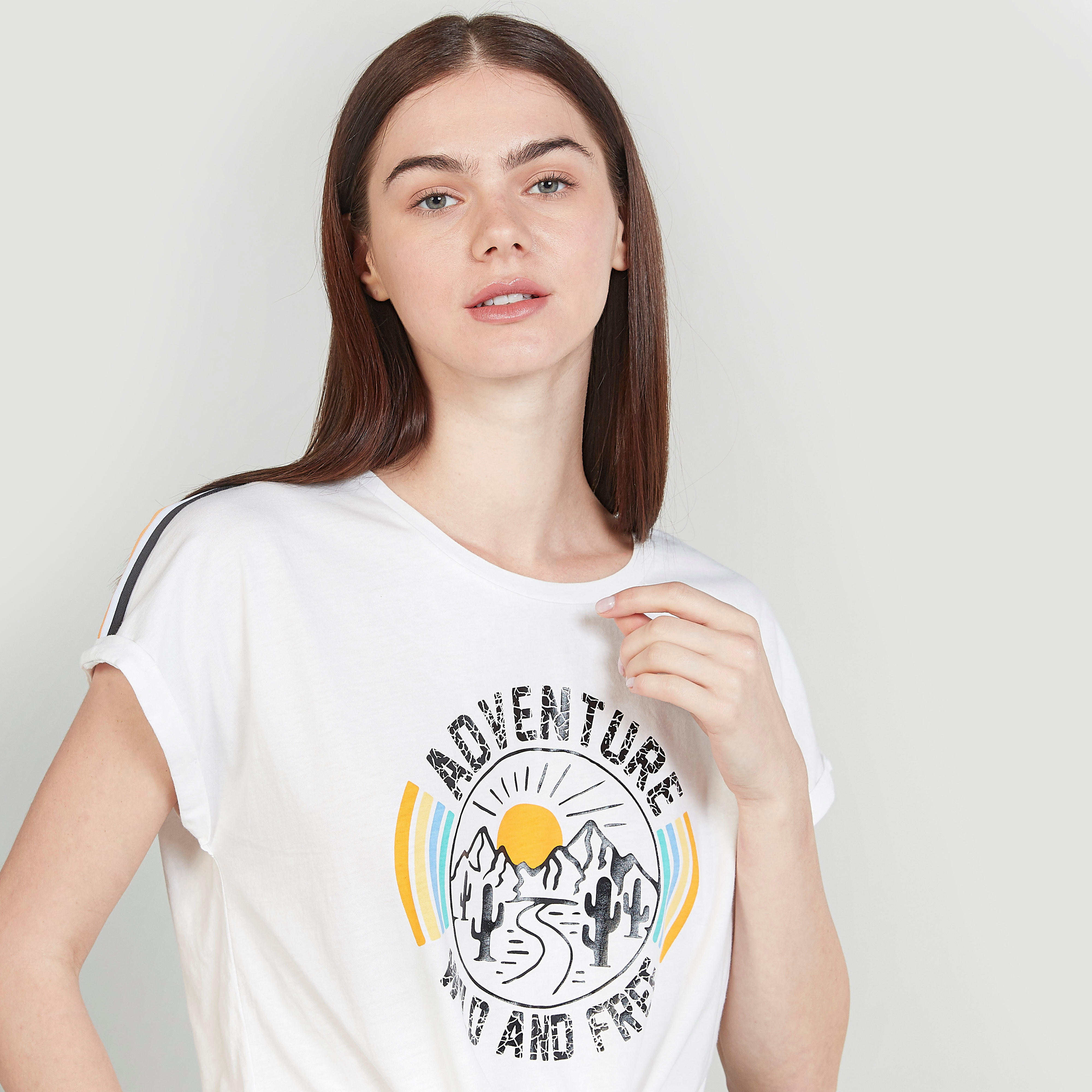 تيشيرت سليم بياقة مستديرة وأكمام كاب وطبعات-women-clothing-tshirts-image-4