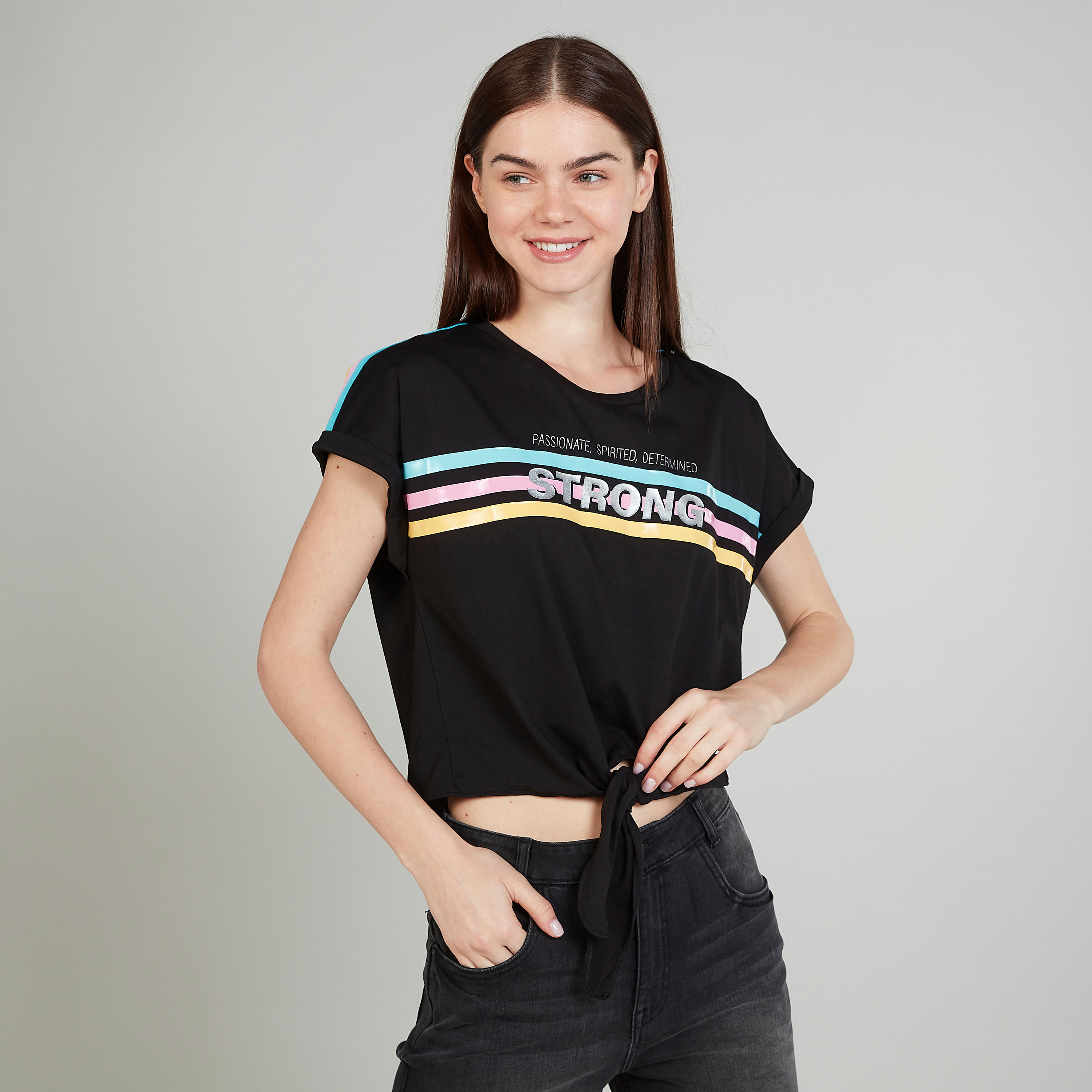 تيشيرت بياقة ضيّقة وأكمام قصيرة وطبعات تايبوجرافيك-women-clothing-tshirts-image-1