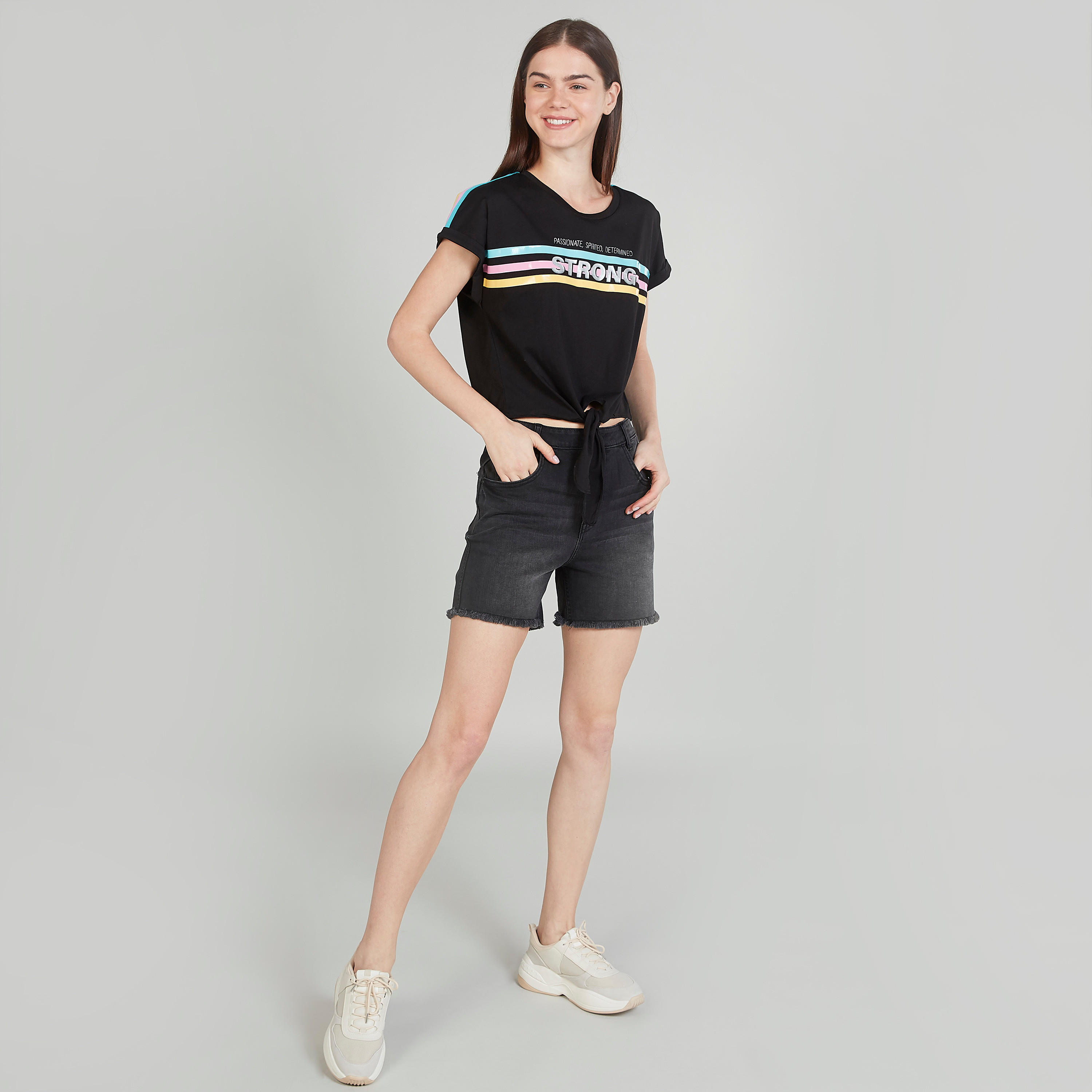 تيشيرت بياقة ضيّقة وأكمام قصيرة وطبعات تايبوجرافيك-women-clothing-tshirts-image-2