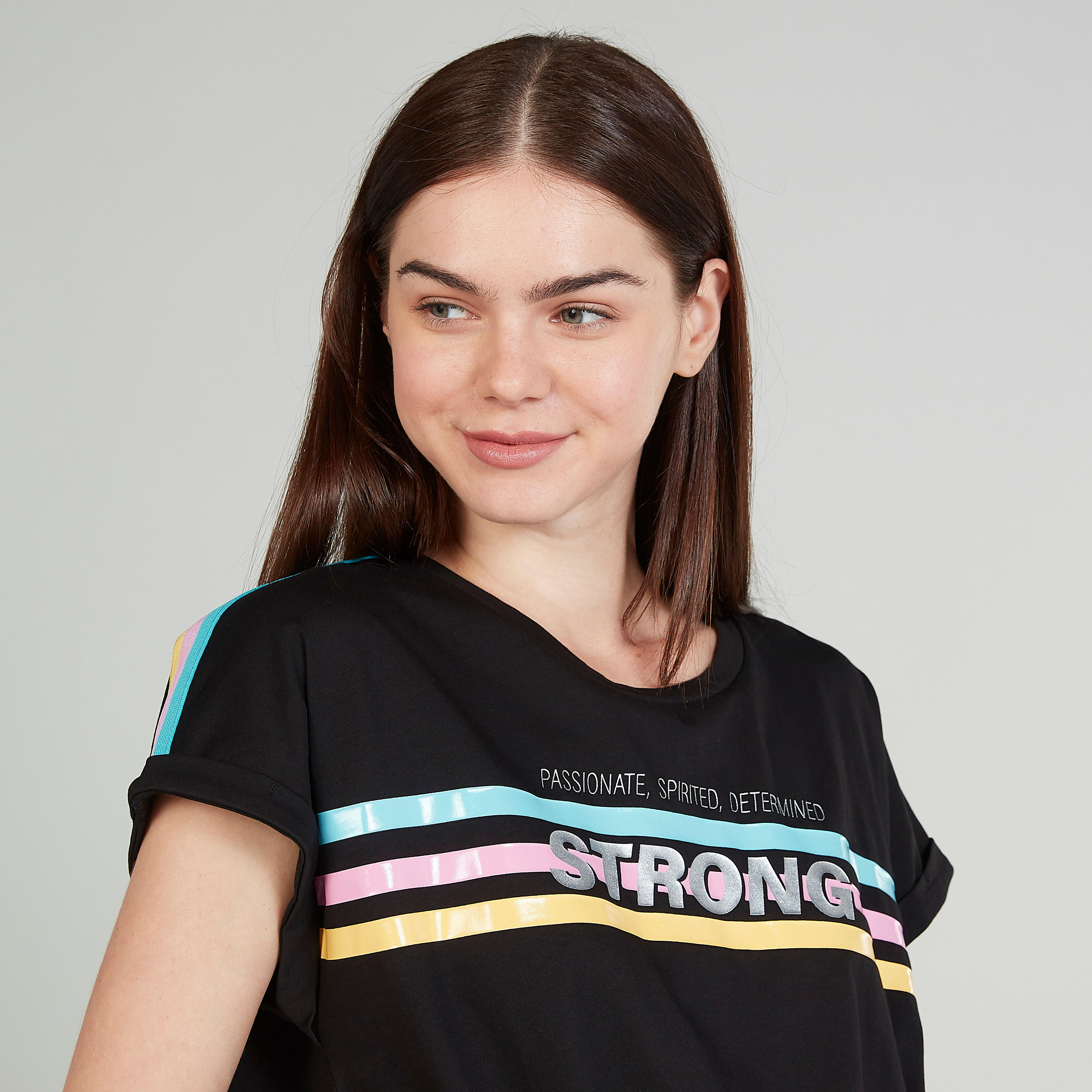 تيشيرت بياقة ضيّقة وأكمام قصيرة وطبعات تايبوجرافيك-women-clothing-tshirts-image-3