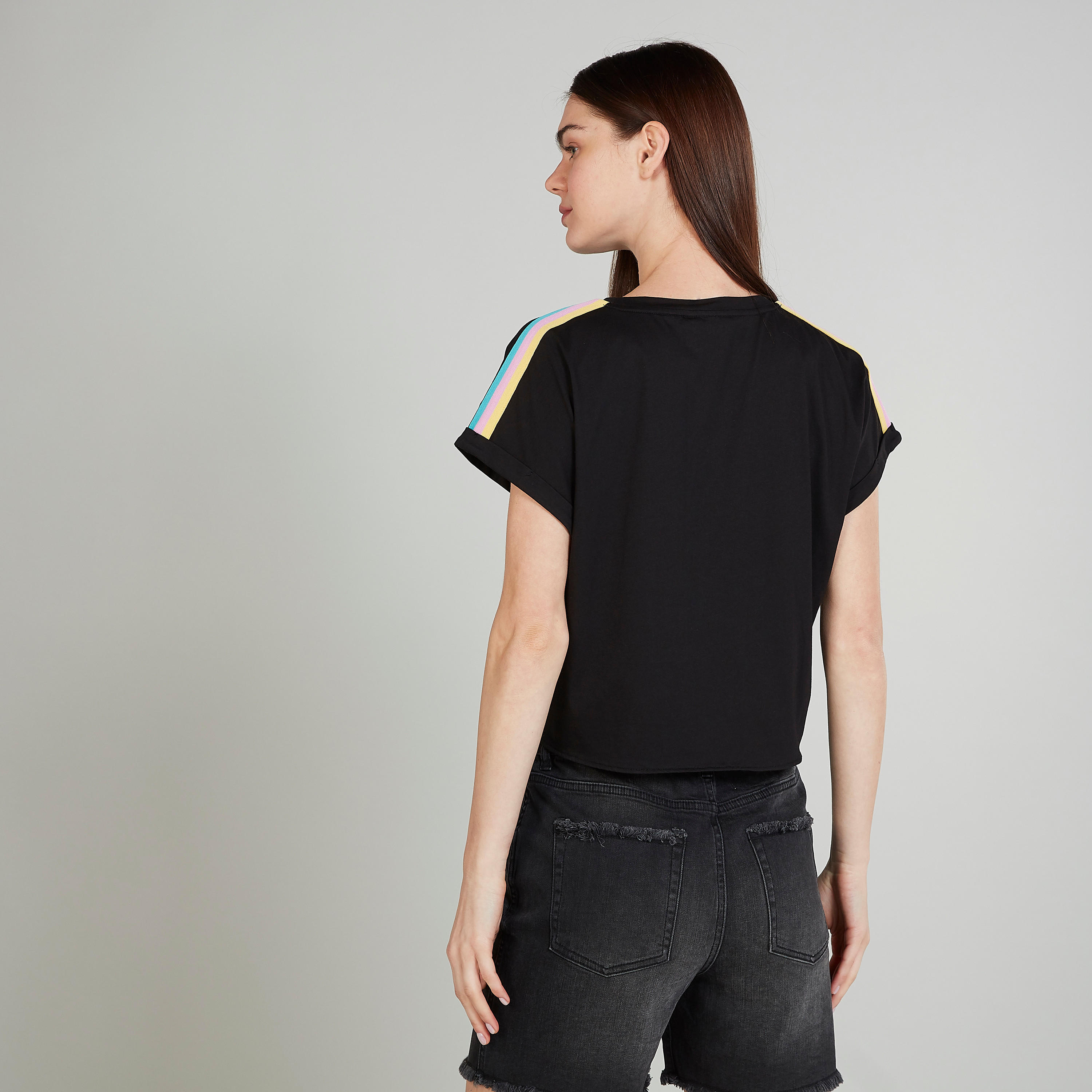 تيشيرت بياقة ضيّقة وأكمام قصيرة وطبعات تايبوجرافيك-women-clothing-tshirts-image-4