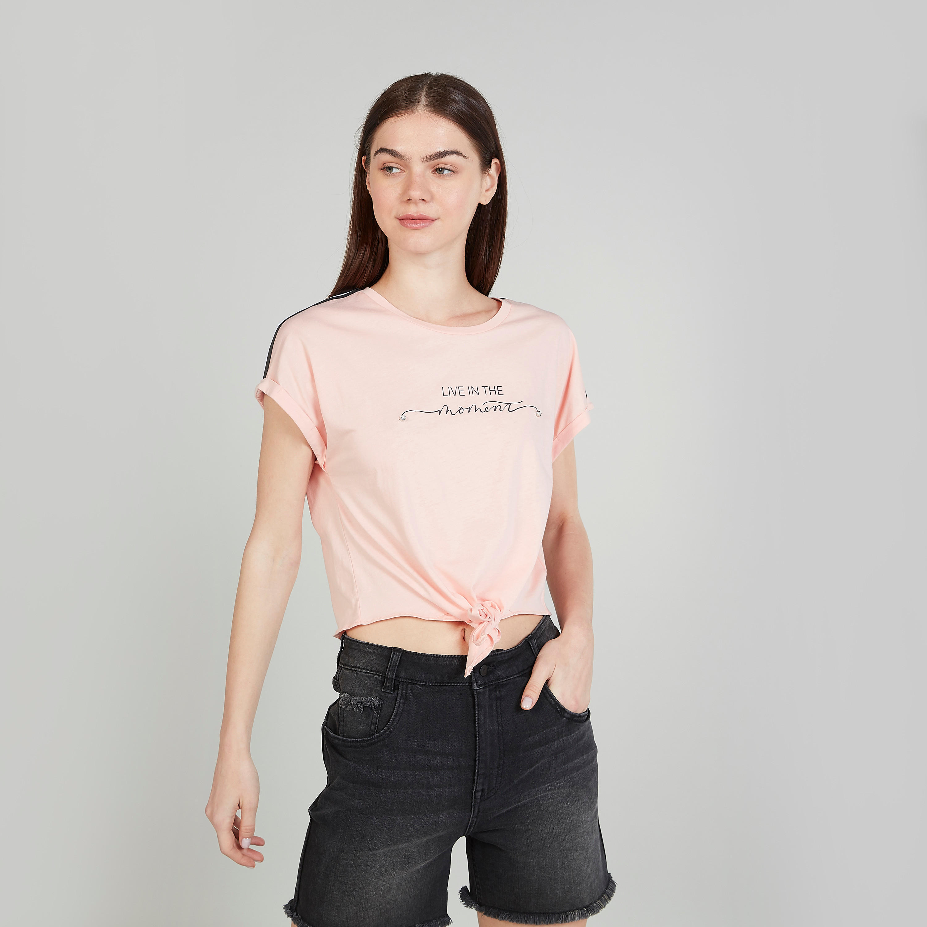 تيشيرت بياقة ضيّقة وأكمام قصيرة وطبعات تايبوجرافيك-women-clothing-tshirts-image-1