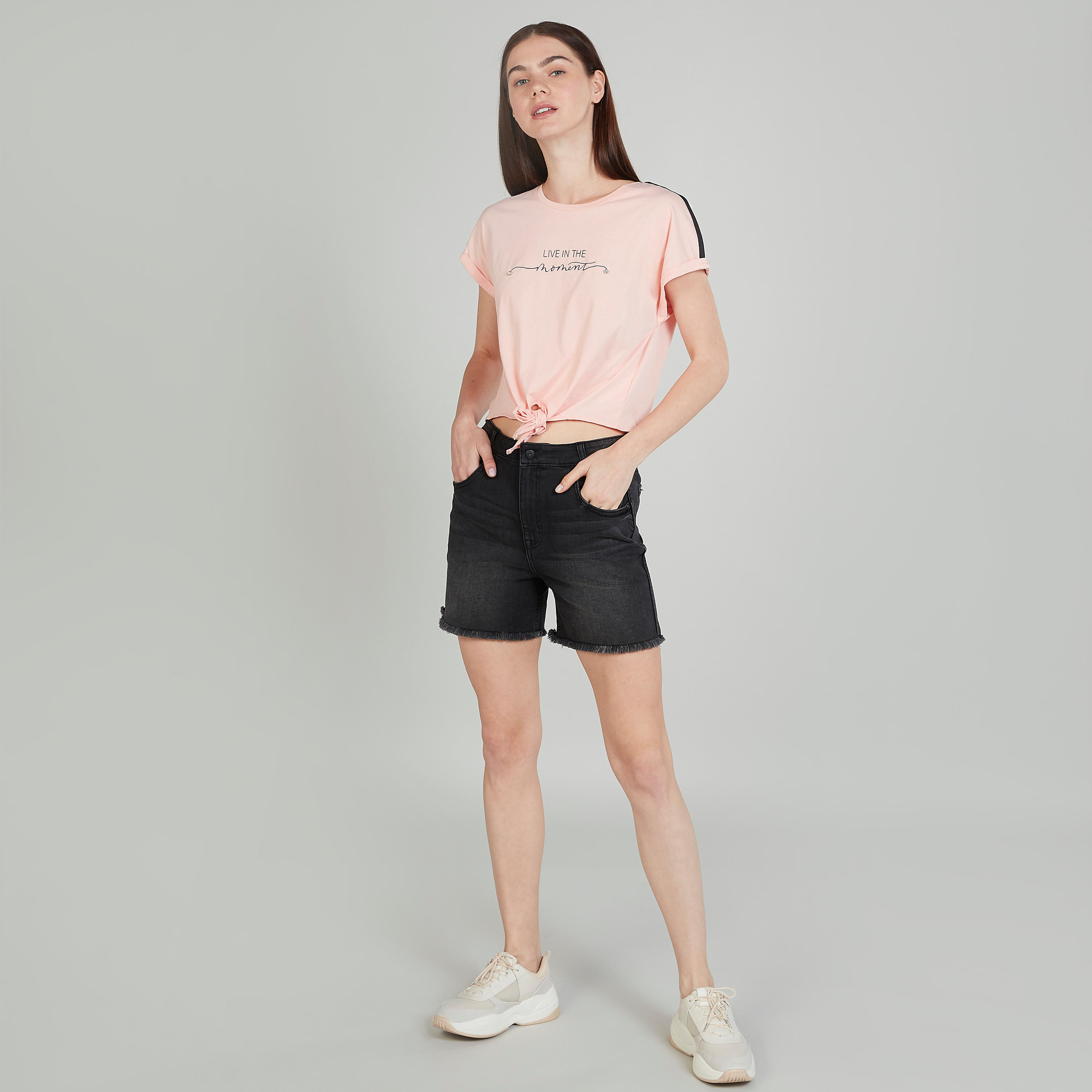 تيشيرت بياقة ضيّقة وأكمام قصيرة وطبعات تايبوجرافيك-women-clothing-tshirts-image-2