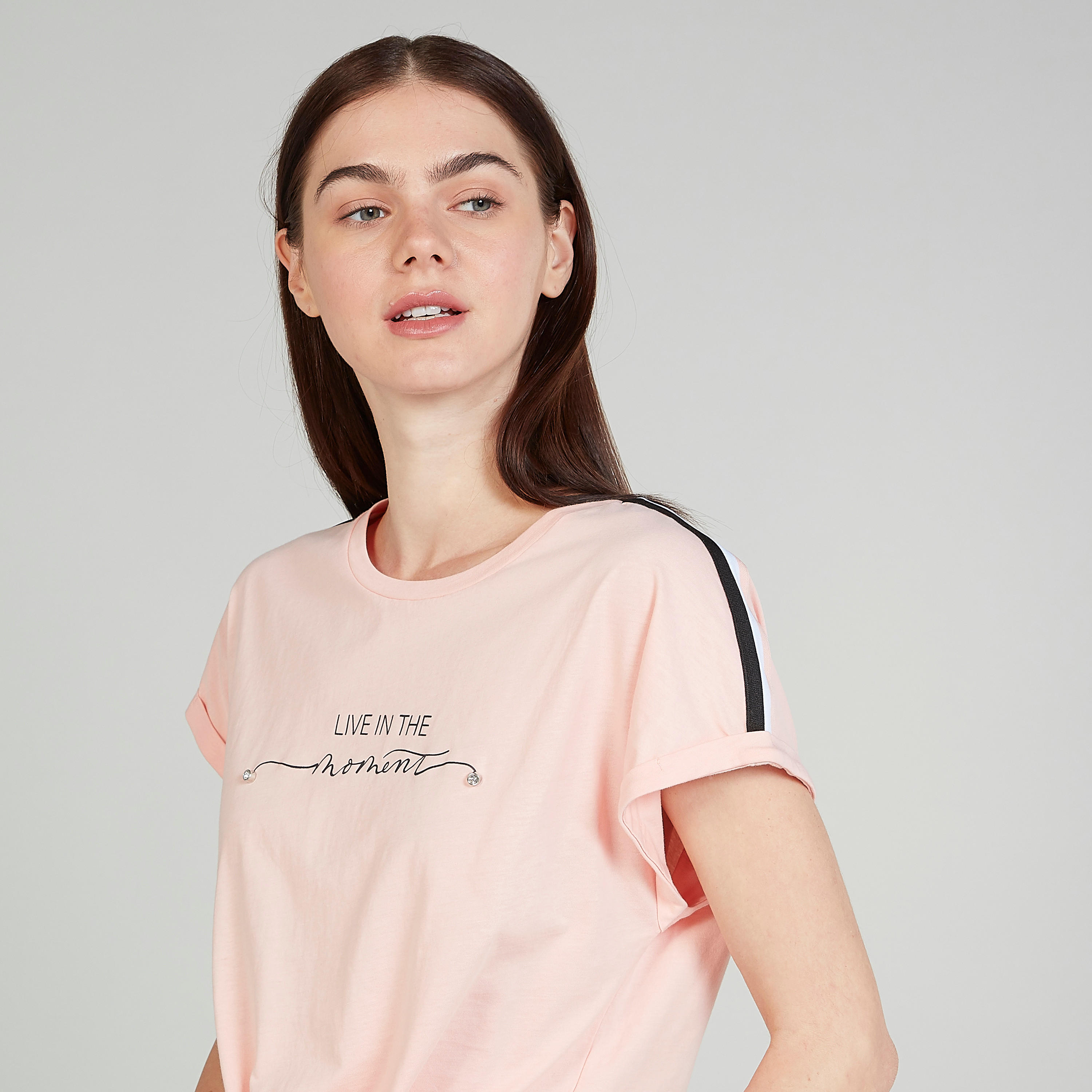 تيشيرت بياقة ضيّقة وأكمام قصيرة وطبعات تايبوجرافيك-women-clothing-tshirts-image-3