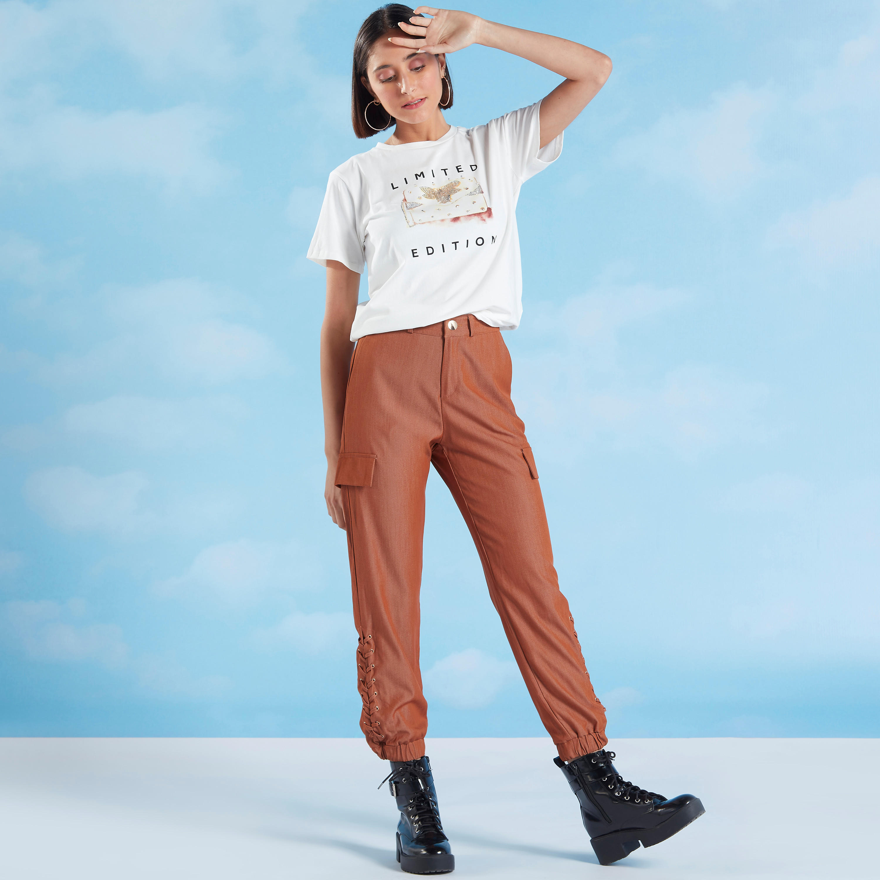 تيشيرت مزين بياقة ضيقة وأكمام قصيرة-women-clothing-tshirts-image-2