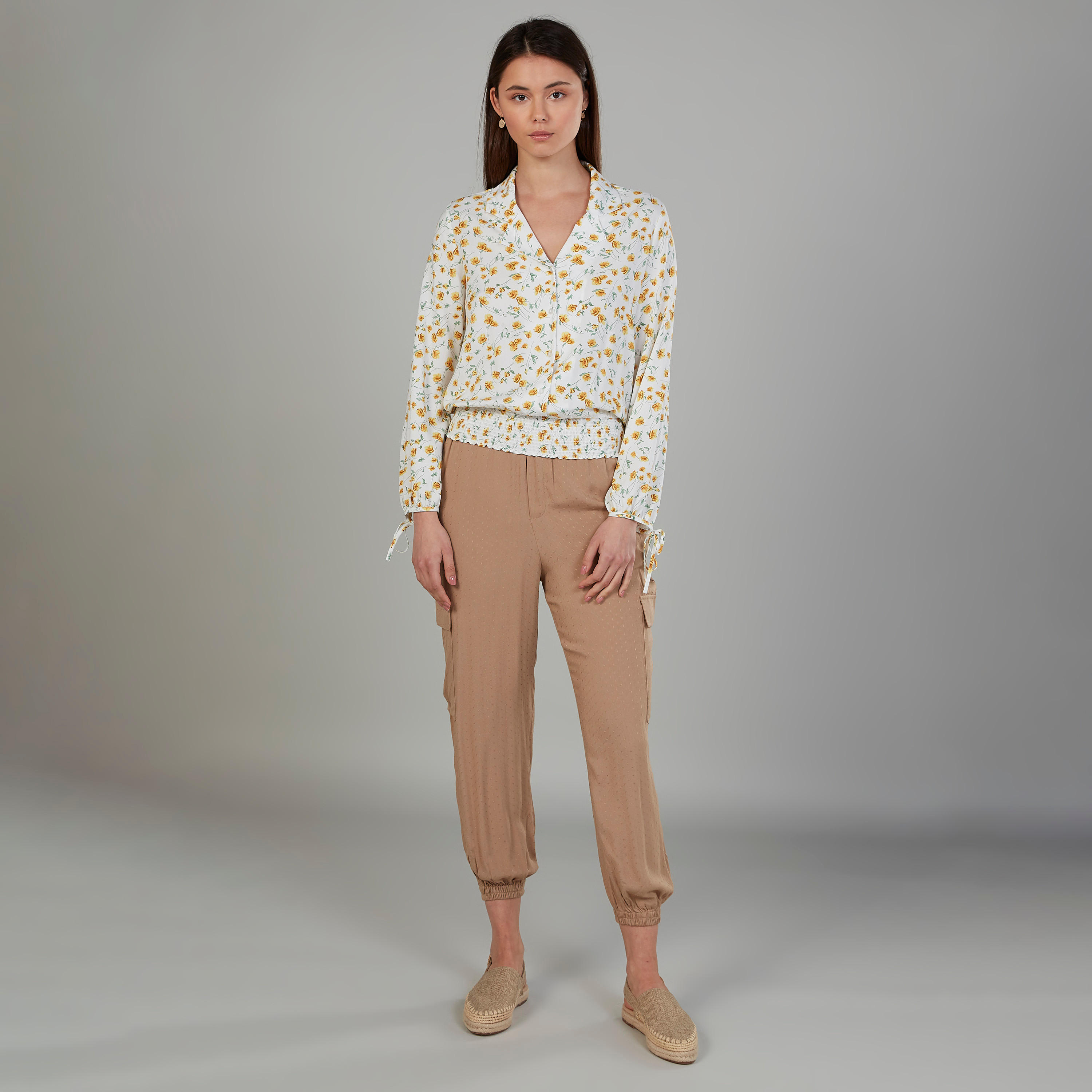 بلوزة بياقة عادية وأكمام بيشوب وطبعات زهرية-women-clothing-shirtsandblouses-blouses-image-2