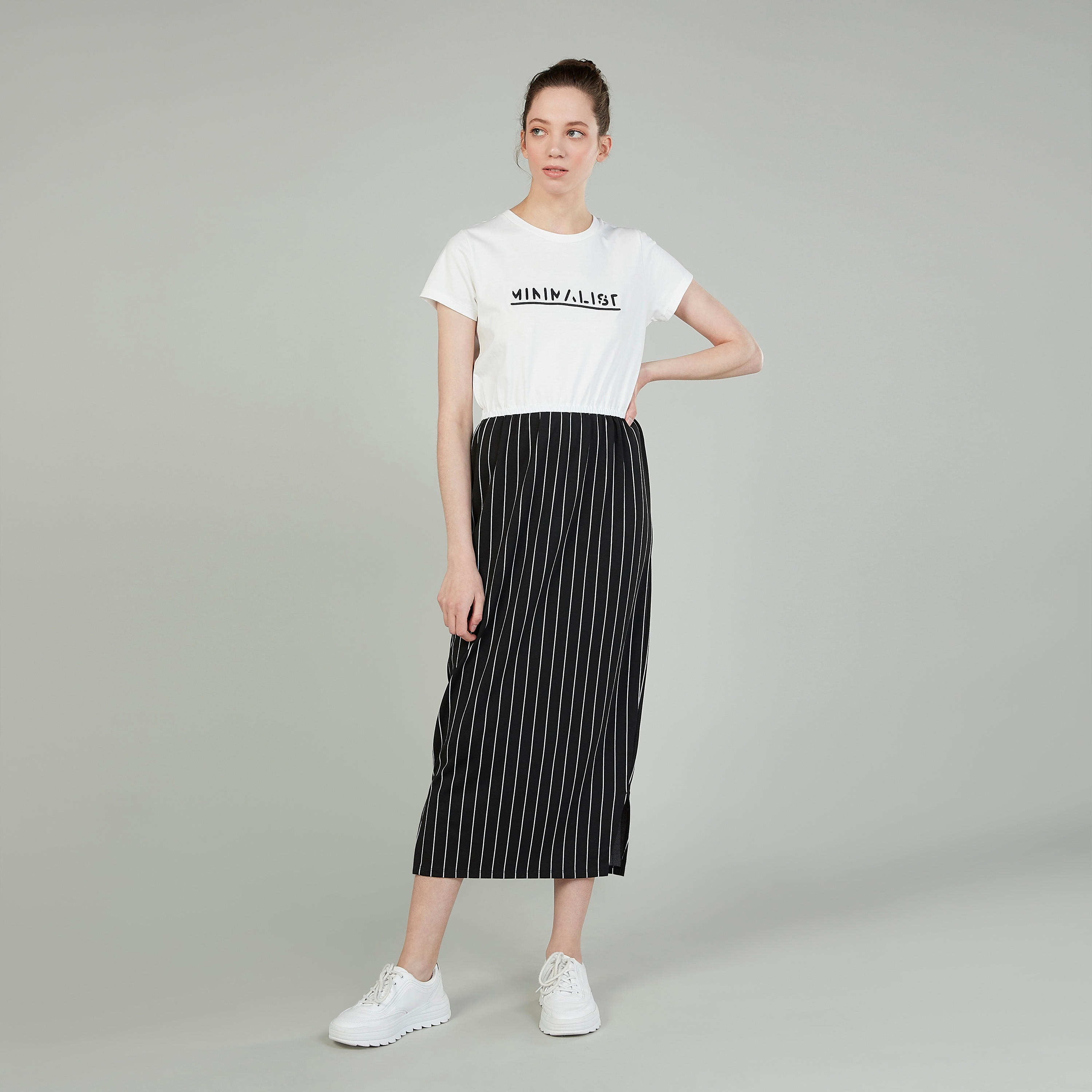 فستان تيشيرت متوسط الطول بياقة مستديرة وأكمام قصيرة وطبعات-women-clothing-dresses-image-1