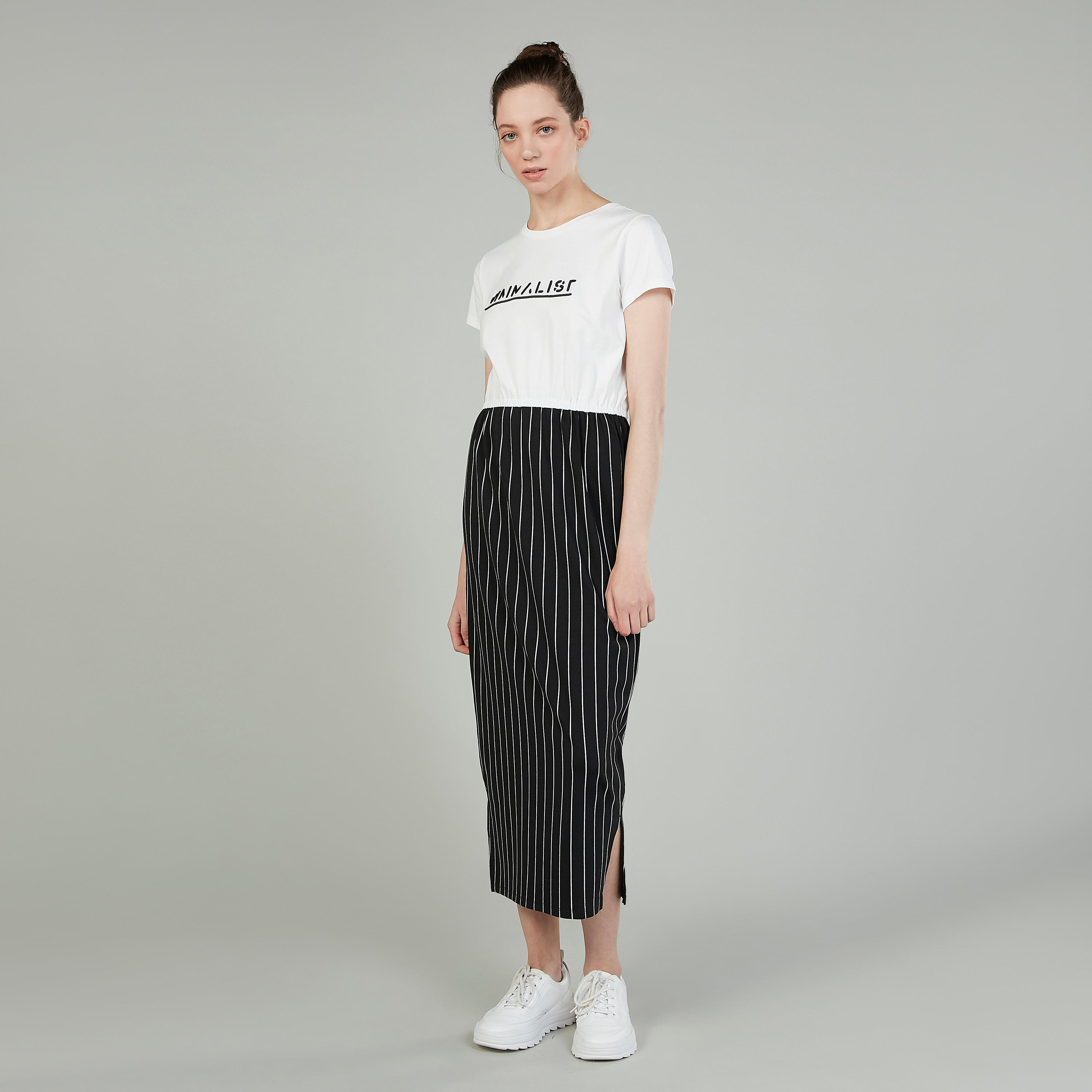 فستان تيشيرت متوسط الطول بياقة مستديرة وأكمام قصيرة وطبعات-women-clothing-dresses-image-2
