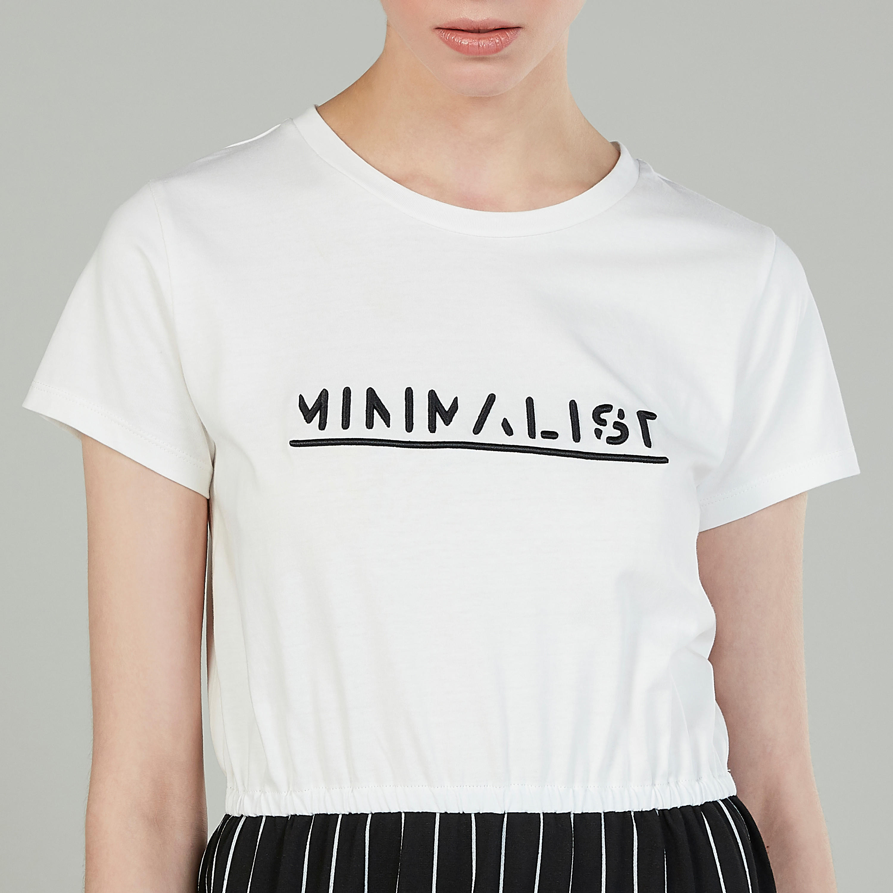 فستان تيشيرت متوسط الطول بياقة مستديرة وأكمام قصيرة وطبعات-women-clothing-dresses-image-3