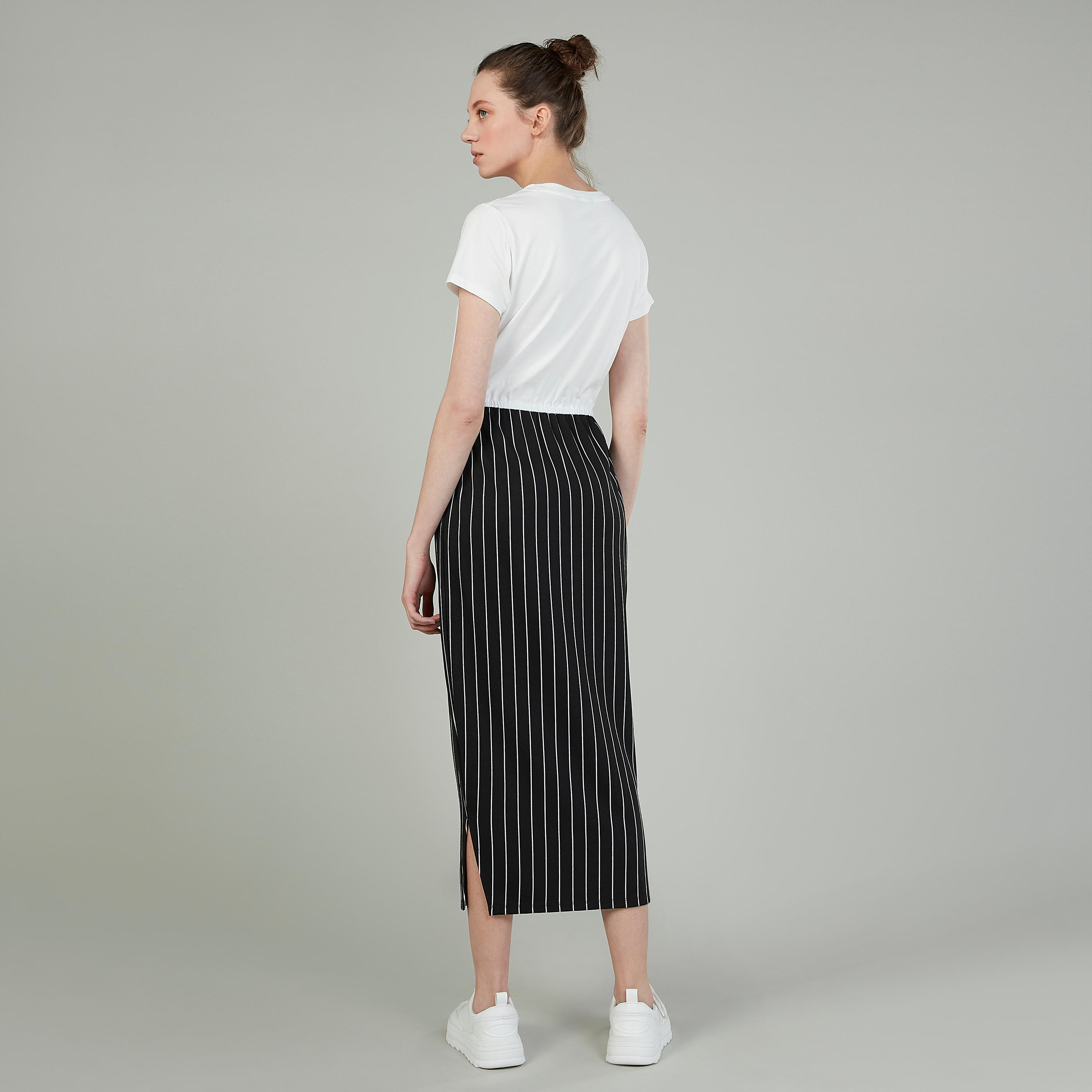 فستان تيشيرت متوسط الطول بياقة مستديرة وأكمام قصيرة وطبعات-women-clothing-dresses-image-4