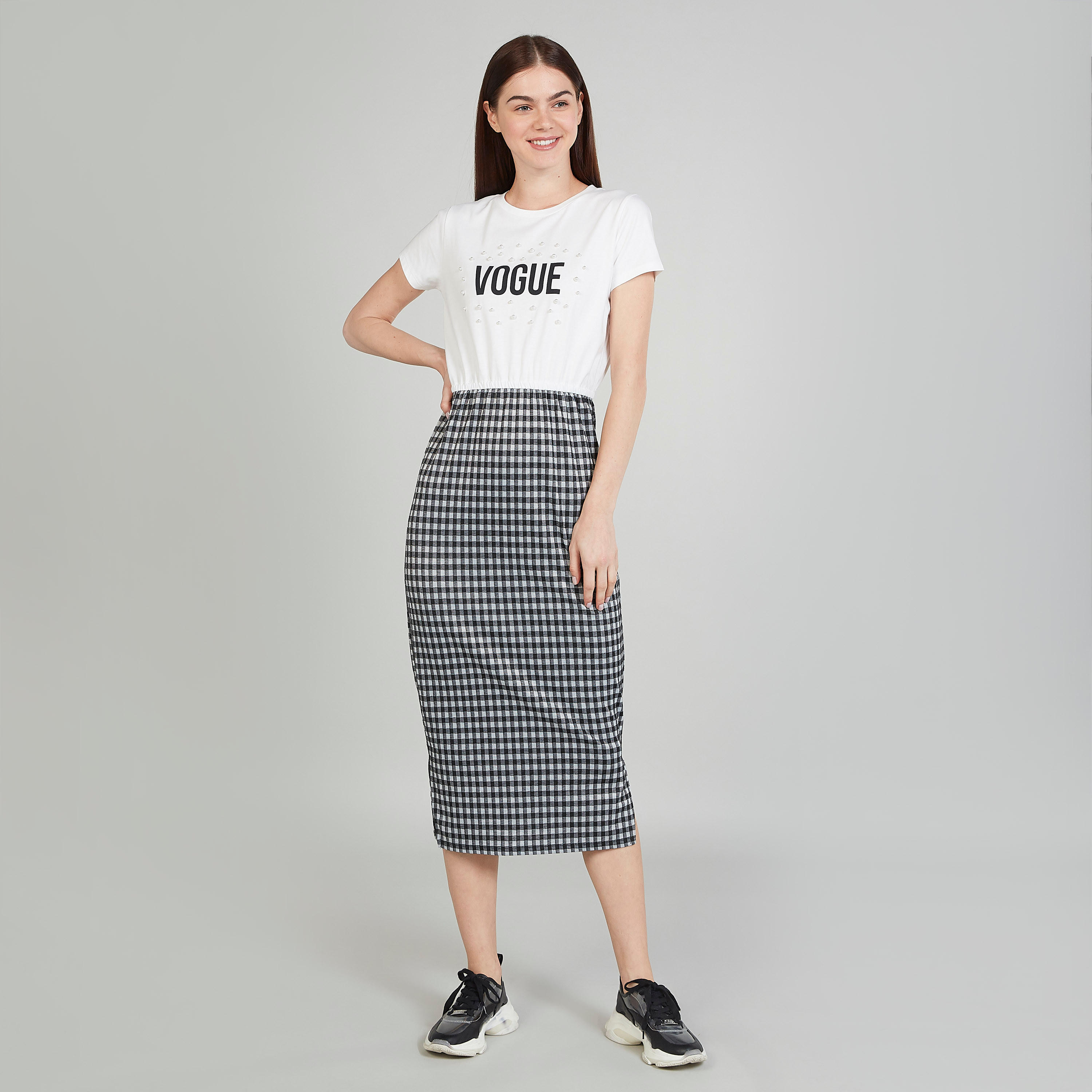 فستان تيشيرت متوسط الطول بياقة مستديرة وأكمام قصيرة وطبعات-women-clothing-dresses-image-1
