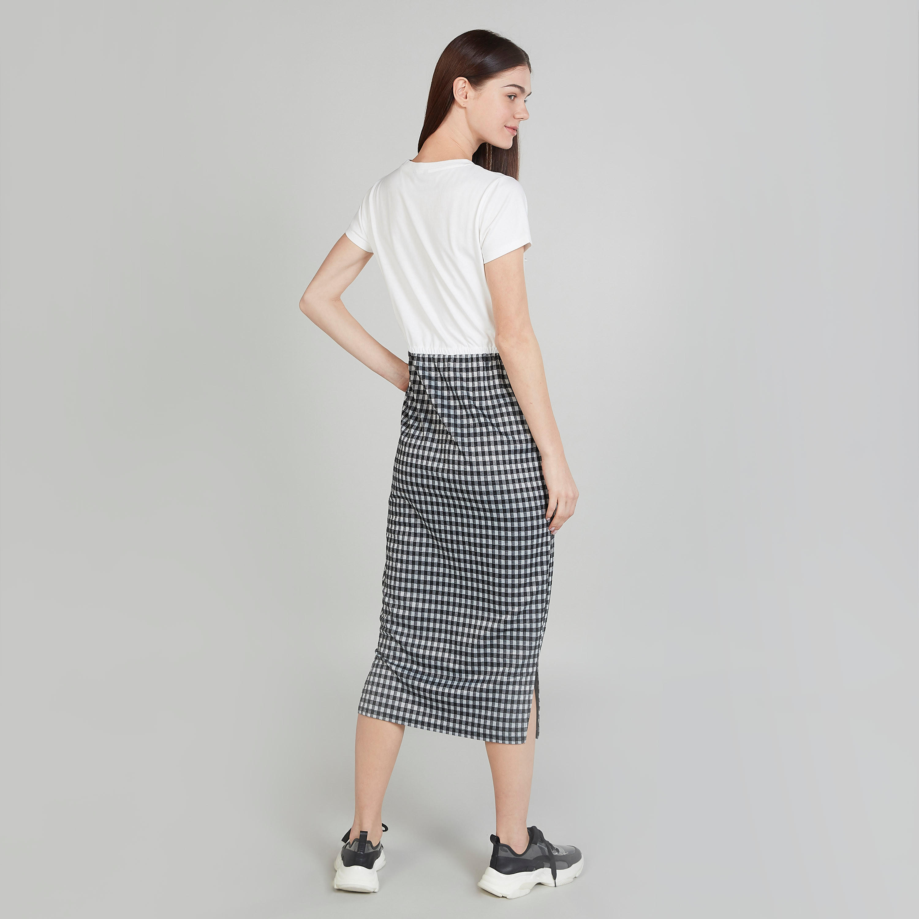 فستان تيشيرت متوسط الطول بياقة مستديرة وأكمام قصيرة وطبعات-women-clothing-dresses-image-3