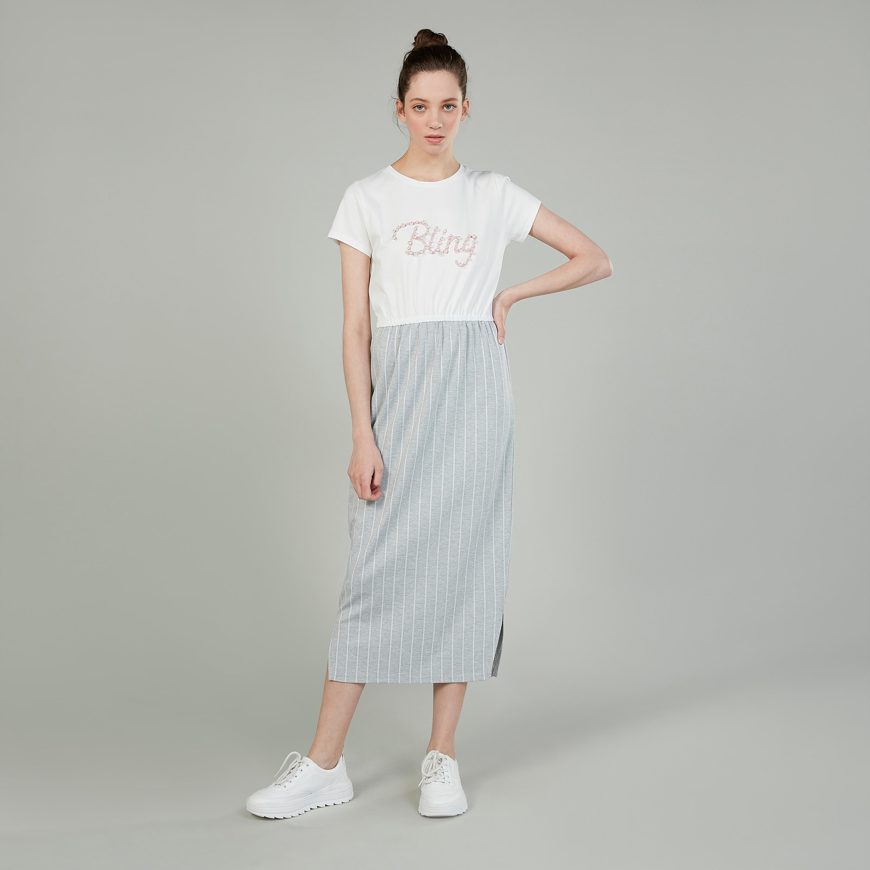 فستان تيشيرت ميدي بتفاصيل لؤلؤ وأكمام قصيرة وفتحة جانبيّة-women-clothing-dresses-image-1