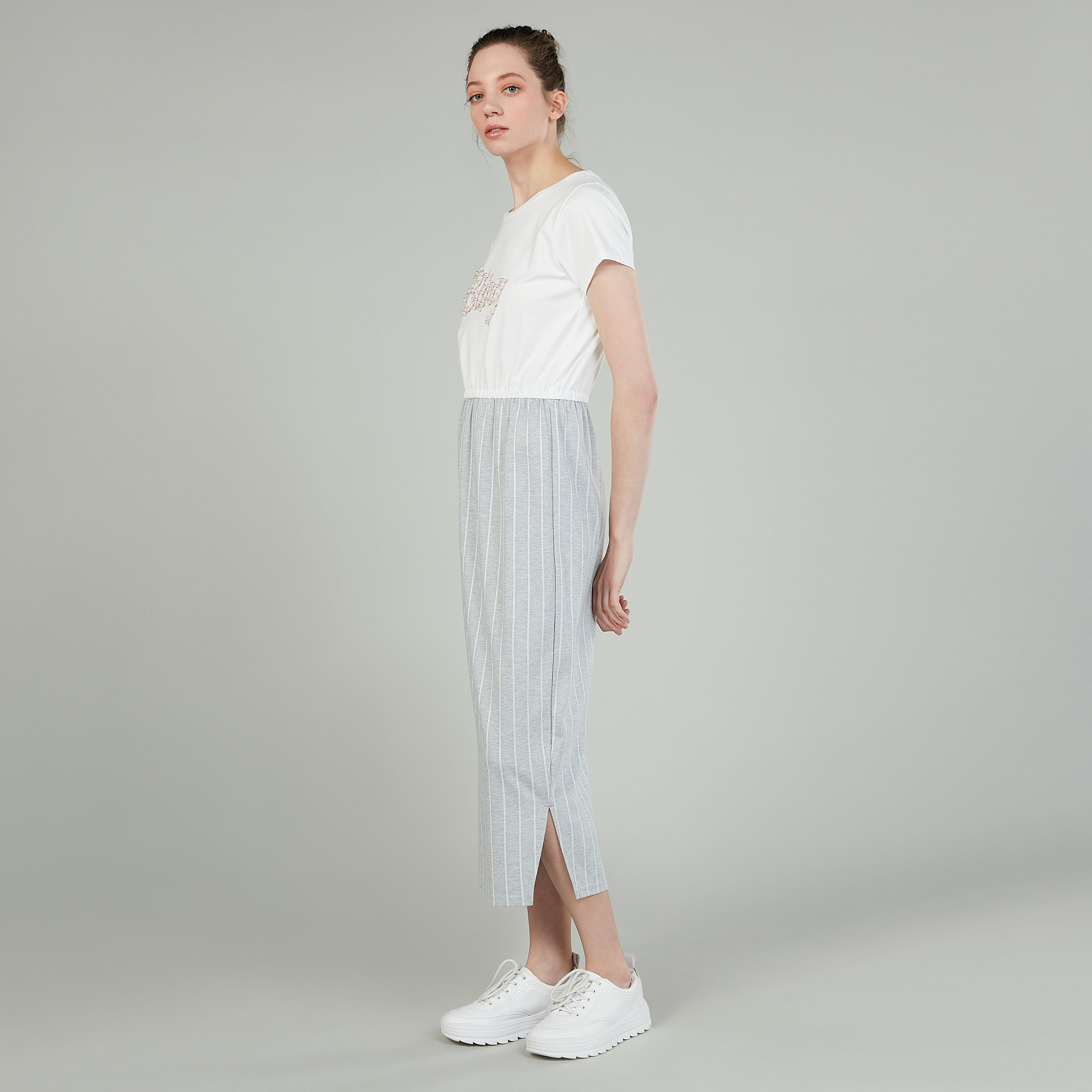فستان تيشيرت ميدي بتفاصيل لؤلؤ وأكمام قصيرة وفتحة جانبيّة-women-clothing-dresses-image-2