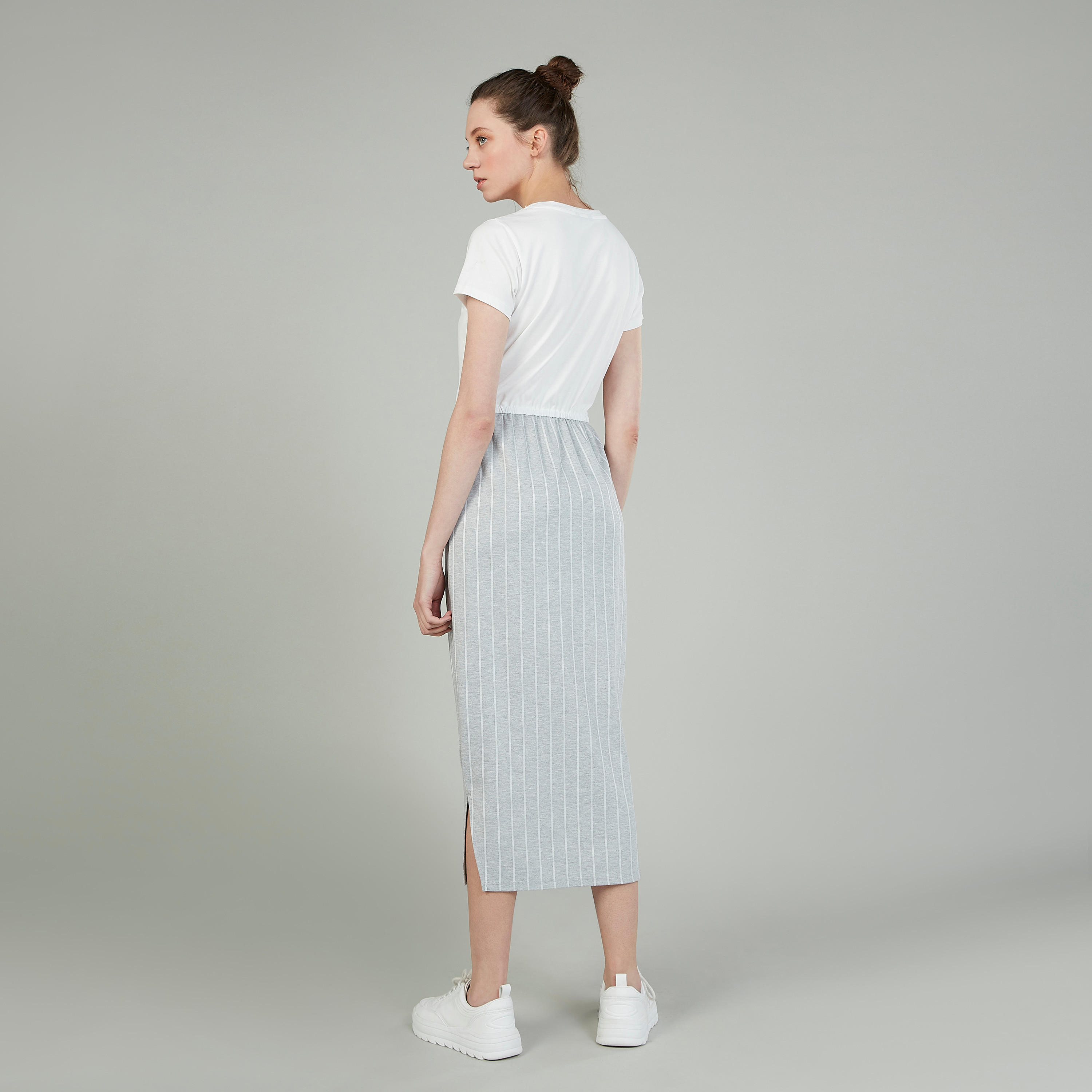 فستان تيشيرت ميدي بتفاصيل لؤلؤ وأكمام قصيرة وفتحة جانبيّة-women-clothing-dresses-image-4