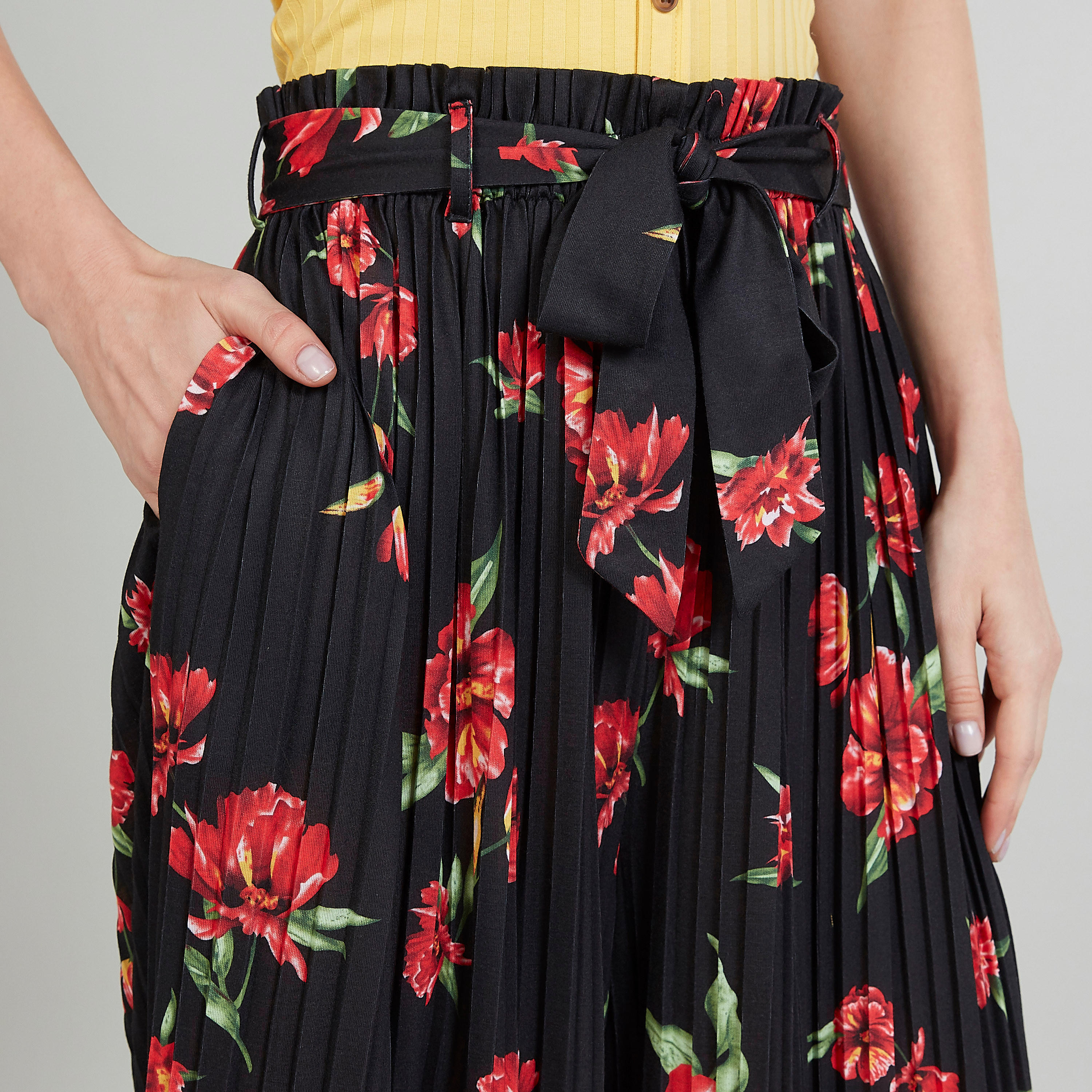 بنطلون قصير بخصر بيبر باج متوسط الارتفاع وتفاصيل جيوب بطبعات-women-clothing-bottoms-trousers-image-3