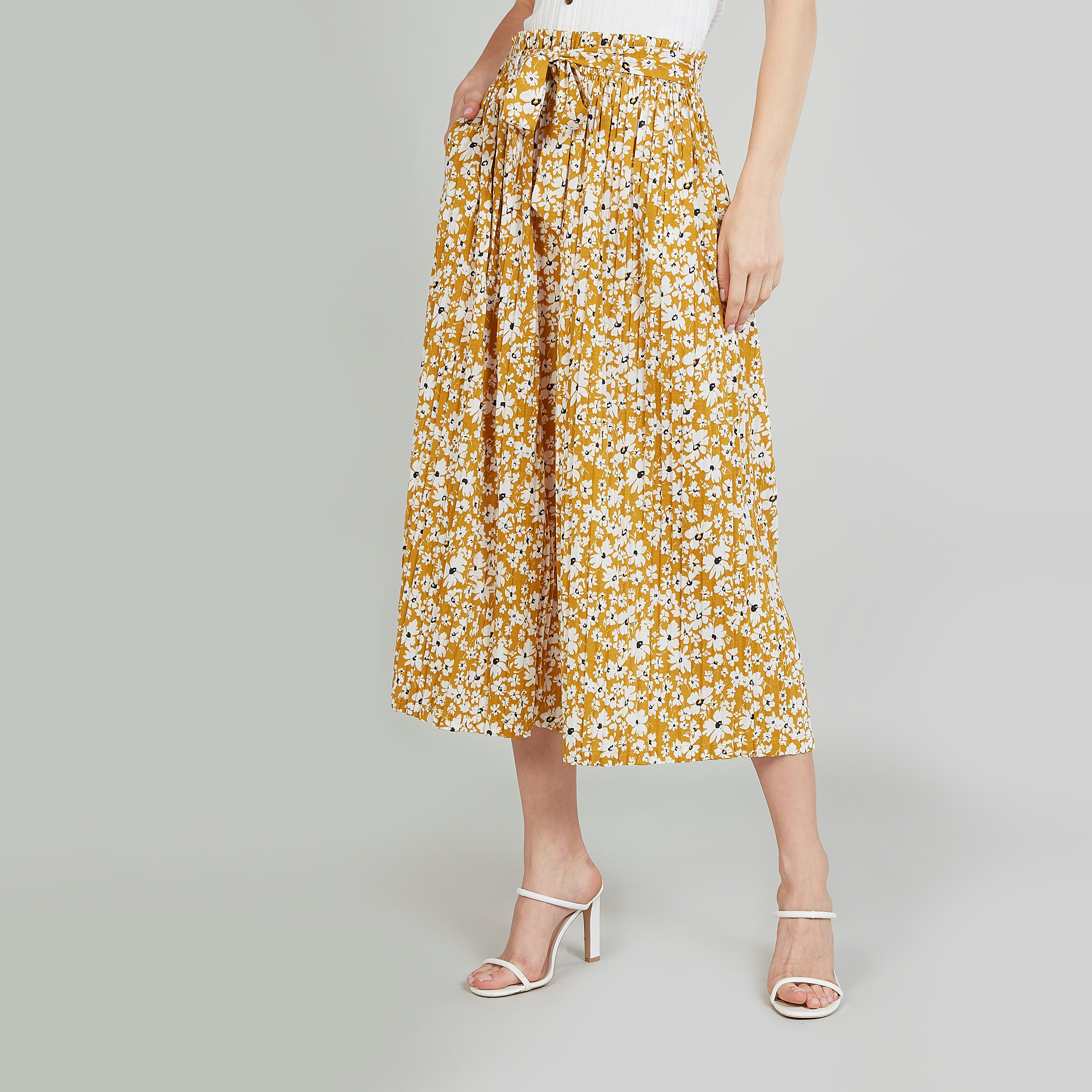 بنطلون قصير بخصر متوسط الارتفاع وتفاصيل جيوب وخصر بيبر باج وطبعات-women-clothing-bottoms-trousers-image-1