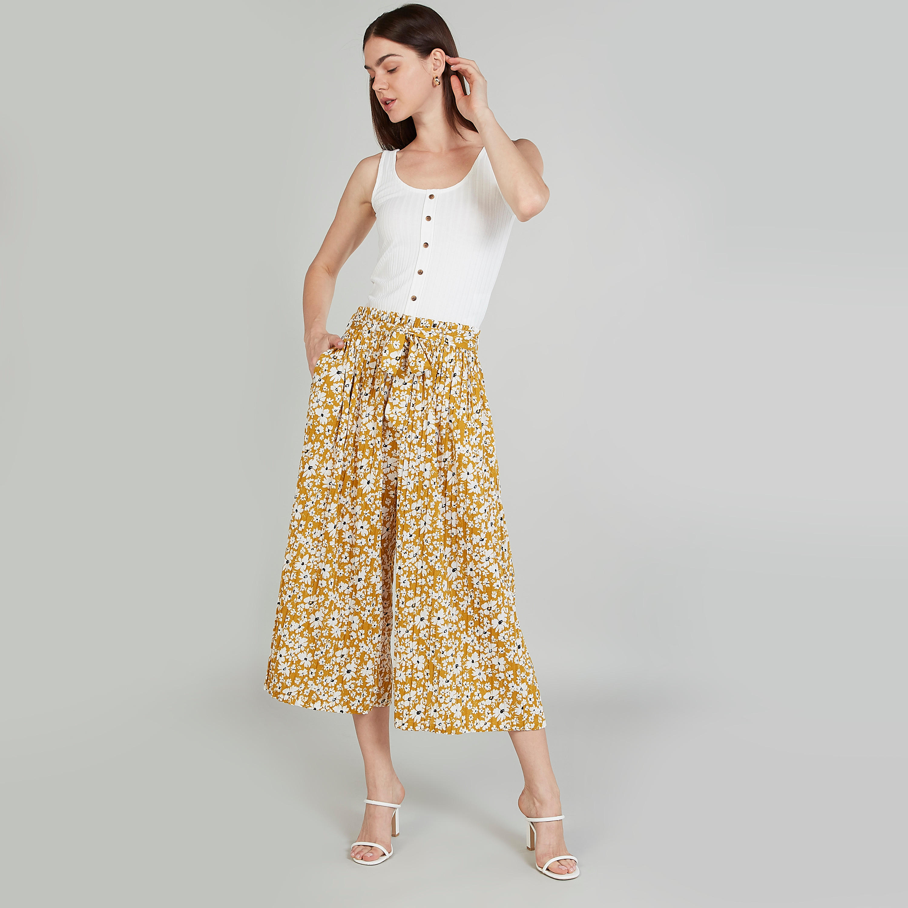 بنطلون قصير بخصر متوسط الارتفاع وتفاصيل جيوب وخصر بيبر باج وطبعات-women-clothing-bottoms-trousers-image-2